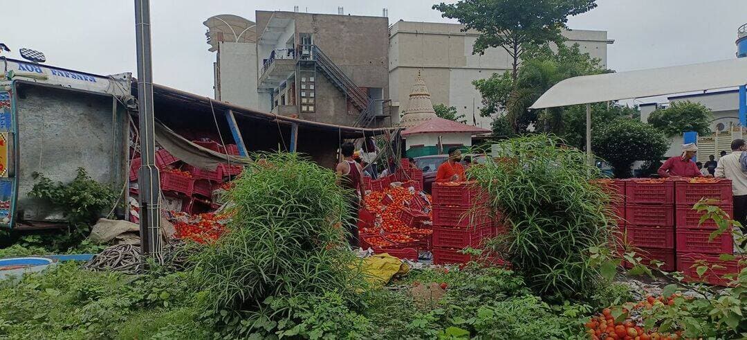सागर ललितपुर मार्ग पर टमाटर से भरा ट्रक पलटा, गनीमत रही कोई जन हानि नहीं हुई