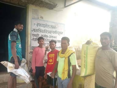 #बालाघाट
आज 20अगस्त 2026 को श्री अभिषेक सर्राफ (IAS) मुख्य कार्यपालन अधिकारी, जिला पंचायत बालाघाट, द्वारा प्रभावित ग्रामों में राशन वितरण कार्य का निरीक्षण किया गया । प्रभावित ग्रामों में राशन का नियमित वितरण सुनिश्चित किये जाने हेतु आवश्यक निर्देश दिए गए । प्रभावित क्षेत्र अंतर्गत वि.खण्ड बैहर के 03 ग्रामों के 134 परिवारों को तथा विकाखण्ड बिरसा के 04 ग्रामों के 128 परिवारों को राशन आपके द्वार योजना अंतर्गत तथा शासकीय उचित मूल्य दुकानों के माध्यम से खाद्यान्न वितरण किया गया ।
#CMMadhyaPradesh #JansamparkMP #WelfareTribal #mp_wcdmp #healthminmp #foodsuppliesm