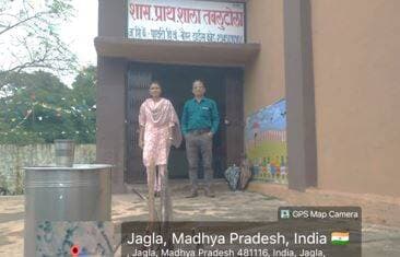 #बालाघाट
आज 20 अगस्त को श्री अभिषेक सर्राफ (IAS) मुख्य कार्यपालन अधिकारी, जिला पंचायत बालाघाट द्वारा प्रभावित क्षेत्र में संचालित छात्रावास/आश्रम/विद्यालयों का निरीक्षण कर छात्रों को स्वच्छता से रहने तथा बीमारियों से बचाव के सम्बंध में समझाईश दी गई । इसके साथ ही जनजातीय कार्य विभाग एवं अन्य विभागीय अधिकारियों द्वारा भी प्रभावित क्षेत्र में संचालित संस्थाओं का निरीक्षण कर आवश्यक निर्देश दिए गए । जनजातीय कार्य विभाग के विभागीय अधिकारियों द्वारा आज विकासखण्ड बैहर के 01 आश्रम तथा विकासखण्ड बिरसा के 01 आश्रम का निरीक्षण किया गया । विकासखण्ड बैहर के 01 आश्रम में एवं विकासखण्ड बिरसा के 01 आश्रम में पानी टंकी की सफाई की गई । विकासखण्ड बैहर के 01 एवं विकासखण्ड बिरसा के 01 आश्रम में परिसर की सफाई की गई । प्रभावित क्षेत्र में संचालित विकासखण्ड बैहर के 01 आश्रम में 50 तथा विकासखण्ड बिरसा के 01 आश्रम में 50 मच्छरदानी का प्रदाय किया गया ।
#CMMadhyaPradesh #JansamparkMP #WelfareTribal #mp_wcdmp #healthminmp #minprdd