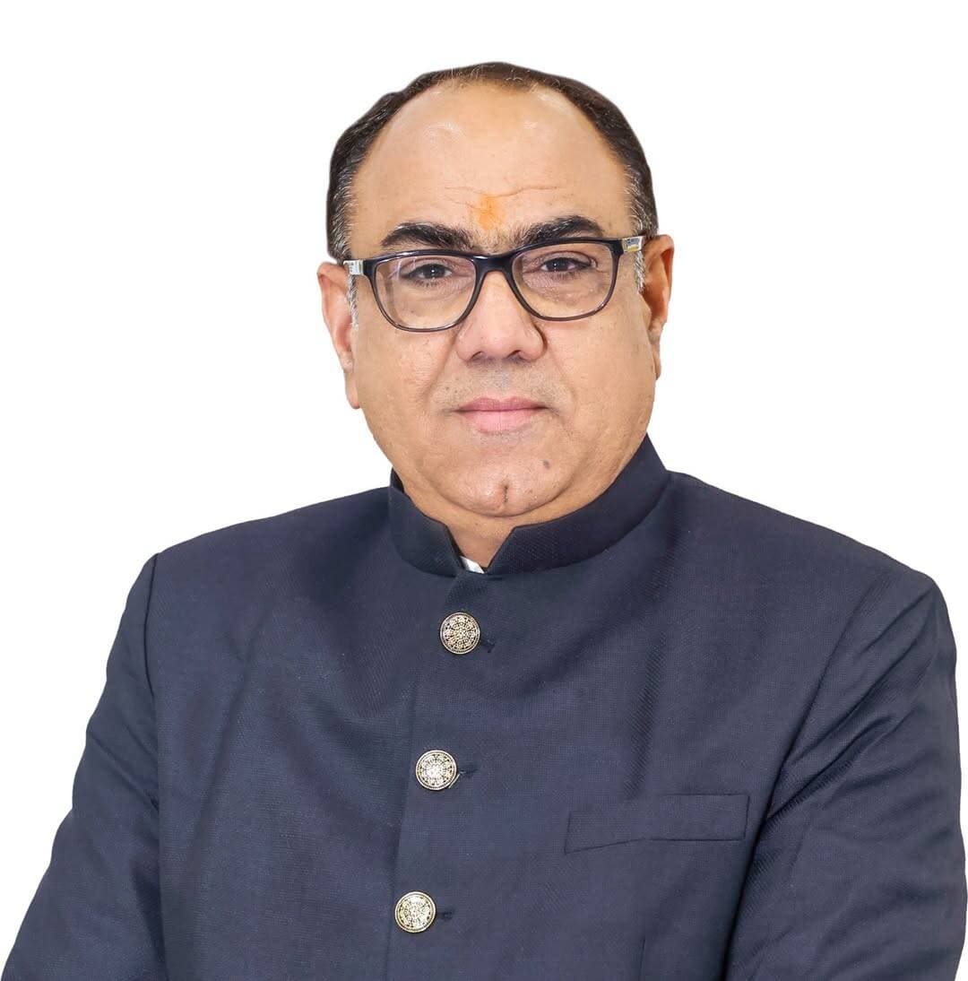 सीएलसी निदेशक श्रवण चौधरी बने एमआरपीएल के स्वतंत्र निदेशक
सीकर। सीएलसी निदेशक एवं भाजपा नेता श्रवण चौधरी को देश की प्रमुख सार्वजनिक क्षेत्र की कंपनी मैंगलोर रिफाइनरी एंड पेट्रोकेमिकल्स लिमिटेड (एमआरपीएल) के बोर्ड में स्वतंत्र निदेशक नियुक्त किया गया है।
चौधरी ने नियुक्ति पर प्रधानमंत्री नरेंद्र मोदी, केंद्रीय पेट्रोलियम एवं प्राकृतिक गैस मंत्री हरदीप सिंह पुरी और राजस्थान के मुख्यमंत्री भजनलाल शर्मा का आभार व्यक्त किया। उन्होंने कहा कि एमआरपीएल जैसे प्रतिष्ठित सार्वजनिक उपक्रम के बोर्ड में जिम्मेदारी मिलना उनके लिए गौरव के साथ बड़ी जिम्मेदारी भी है।
उन्होंने कहा कि स्वतंत्र निदेशक के रूप में संस्था के सुशासन, पारदर्शिता, रणनीति, जोखिम प्रबंधन और राष्ट्रहित से जुड़े विषयों में पूरी निष्ठा एवं ईमानदारी से योगदान देने का प्रयास करेंगे।
एमआरपीएल पेट्रोलियम रिफाइनिंग और पेट्रोकेमिकल्स क्षेत्र की प्रमुख सार्वजनिक क्षेत्र की कंपनी है। शिक्षा क्षेत्र में लंबे अनुभव और सामाजिक एवं सार्वजनिक जीवन में सक्रिय भूमिका के साथ यह नियुक्ति चौधरी के कार्यक्षेत्र का महत्वपूर्ण विस्तार मानी जा रही है।
नियुक्ति पर सीएलसी परिवार, शुभचिंतकों एवं समर्थकों ने उन्हें शुभकामनाएं दीं और सफल कार्यकाल की कामना की।
<nis:link nis:type=tag nis:id=sikarsandesh nis:value=SikarSandesh nis:enabled=true nis:link/> <nis:link nis:type=tag nis:id=sikar nis:value=Sikar nis:enabled=true nis:link/> <nis:link nis:type=tag nis:id=rajasthannews nis:value=RajasthanNews nis:enabled=true nis:link/>
