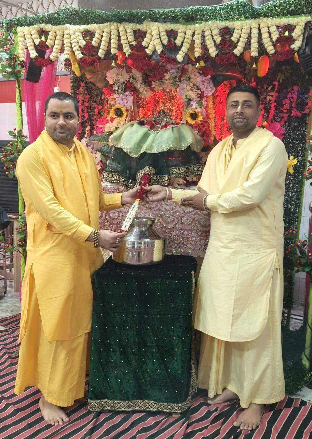 सावन अष्टमी पर पूज्य श्री ज्वाला माता जी मंदिर में भक्तिमय हुआ वातावरण
धूमधाम से मनाया गया झूला उत्सव,
संगत में वितरित किया गया खीर-मालपुए का प्रसाद
यमुनानगर।
ससौली रोड स्थित पूज्य श्री ज्वाला माता जी मंदिर में सावन अष्टमी के पावन अवसर पर श्रद्धा और भक्ति से परिपूर्ण वातावरण रहा। मंदिर परिसर में विशेष धार्मिक आयोजन किए गए तथा माता रानी की विधिवत पूजा-अर्चना की गई। सुबह से ही श्रद्धालुओं का मंदिर पहुंचना शुरू हो गया और माता रानी के जयकारों एवं भजन-कीर्तन से पूरा वातावरण भक्तिमय हो उठा।
सावन अष्टमी के अवसर पर मंदिर में झूला उत्सव बड़ी श्रद्धा एवं धूमधाम के साथ मनाया गया। माता रानी को आकर्षक ढंग से सजाए गए झूले में विराजमान कर पूजा-अर्चना की गई। श्रद्धालुओं ने भजन-कीर्तन करते हुए माता रानी के चरणों में अपनी श्रद्धा अर्पित की और परिवार की सुख-शांति एवं समृद्धि की कामना की। झूला उत्सव के दौरान श्रद्धालुओं में विशेष उत्साह देखने को मिला।
इस अवसर पर मंदिर में आने वाली संगत के लिए खीर एवं मालपुए का प्रसाद तैयार किया गया, जिसे श्रद्धा एवं प्रेमपूर्वक सभी श्रद्धालुओं में वितरित किया गया। संगत ने प्रसाद ग्रहण कर माता रानी का आशीर्वाद प्राप्त किया। प्रसाद वितरण के दौरान सेवा, सहयोग और भाईचारे की भावना भी देखने को मिली।
इस अवसर पर रसिक सेवक जी ने कहा कि सावन अष्टमी श्रद्धा और भक्ति का पावन पर्व है तथा माता रानी के दरबार में आयोजित ऐसे धार्मिक कार्यक्रम लोगों को आध्यात्मिक रूप से जोड़ने के साथ-साथ समाज में प्रेम, भाईचारे और सद्भाव की भावना को मजबूत करते हैं। उन्होंने कहा कि झूला उत्सव माता रानी के प्रति भक्तों की अटूट आस्था एवं श्रद्धा का प्रतीक है। उन्होंने माता रानी से सभी भक्तों एवं उनके परिवारों पर सुख, शांति, समृद्धि और खुशहाली बनाए रखने की प्रार्थना की।
वहीं समर्पित सेवक जी ने कहा कि माता रानी के दरबार में सेवा करने का अवसर प्रत्येक सेवक के लिए सौभाग्य की बात है। सावन अष्टमी के अवसर पर संगत के लिए प्रसाद वितरण एवं धार्मिक आयोजन में श्रद्धालुओं की सहभागिता अत्यंत सराहनीय रही। उन्होंने कहा कि धार्मिक आयोजनों के माध्यम से समाज में सेवा, सहयोग, प्रेम और मानवता की भावना को बढ़ावा मिलता है। उन्होंने माता रानी से सभी श्रद्धालुओं के जीवन में सुख-शांति एवं समृद्धि की कामना की। भजन-कीर्तन और पूजा-अर्चना के बीच श्रद्धालुओं ने माता रानी के दर्शन किए तथा आशीर्वाद प्राप्त किया। पूरे आयोजन में श्रद्धा, सेवा और भक्ति का सुंदर संगम देखने को मिला।
अंत में मंदिर में उपस्थित संगत ने माता रानी से सभी परिवारों की खुशहाली, समाज में आपसी भाईचारे एवं सद्भाव तथा देश में सुख-शांति की प्रार्थना की।