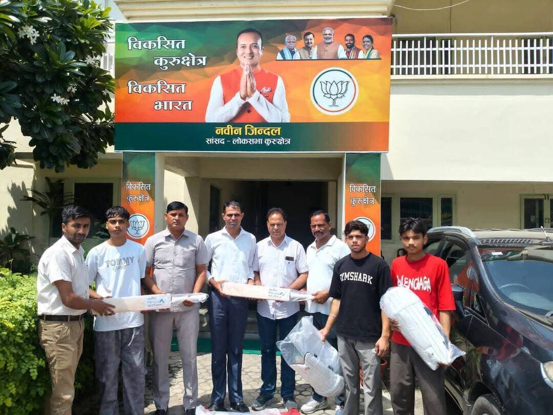 सांसद नवीन जिन्दल की ओर से ध्यांगला गांव के खिलाड़ियों को क्रिकेट और वालीवाल किट वितरित की गई
सांसद नवीन जिन्दल खेल प्रतिभाओं को संसाधन उपलब्ध करा रहे हैं : धर्मवीर सिंह
कुरुक्षेत्र, 17 अगस्त। क्षेत्र के युवा खिलाड़ियों को प्रोत्साहित करने के लिए सांसद नवीन जिन्दल की ओर से खेल सामग्री वितरित की जा रही है। इस कड़ी में आज जिन्दल हाउस कुरुक्षेत्र में गांव ध्यांगला के युवाओं को क्रिकेट और वालीवाल किट दी गई। खेल सामग्री मिलने पर खिलाड़ियों में खासा उत्साह देखने को मिला। खिलाड़ियों ने सांसद नवीन जिन्दल का आभार जताया।
उपरोक्त जानकारी देते हुए सांसद कार्यालय प्रभारी धर्मवीर सिंह ने कहा कि सांसद नवीन जिन्दल का मानना है कि युवाओं में प्रतिभा की कमी नहीं है, जरूरत उन्हें सही संसाधन और अवसर उपलब्ध करवाने की है। इसी सोच के साथ खिलाड़ियों को खेल सामग्री उपलब्ध करवाकर उनकी प्रतिभा को निखारने में सहयोग किया जा रहा है।
उन्होंने कहा कि खेल युवाओं को अनुशासन, मेहनत और टीम भावना सिखाने के साथ-साथ उन्हें नशे और अन्य नकारात्मक गतिविधियों से दूर रखने का भी प्रभावी माध्यम हैं।
उन्होंने खिलाड़ियों का हौसला बढ़ाते हुए कहा कि वे इस सुविधा का अधिक से अधिक लाभ उठाएं और नियमित अभ्यास के साथ अपने प्रदर्शन को बेहतर बनाएं। उन्होंने कहा कि सांसद नवीन जिन्दल की ओर से क्षेत्र की खेल प्रतिभाओं को आगे बढ़ाने के लिए हरसंभव सहयोग जारी रहेगा। इस अवसर पर यशपाल, राजपाल सरपंच ध्यांगला, हल्का लाडवा प्रभारी सलिंद्र कुमार, जीत राम पिहोवा हल्का प्रभारी, अंकित गर्ग और युवा खिलाड़ी उपस्थित रहे।
