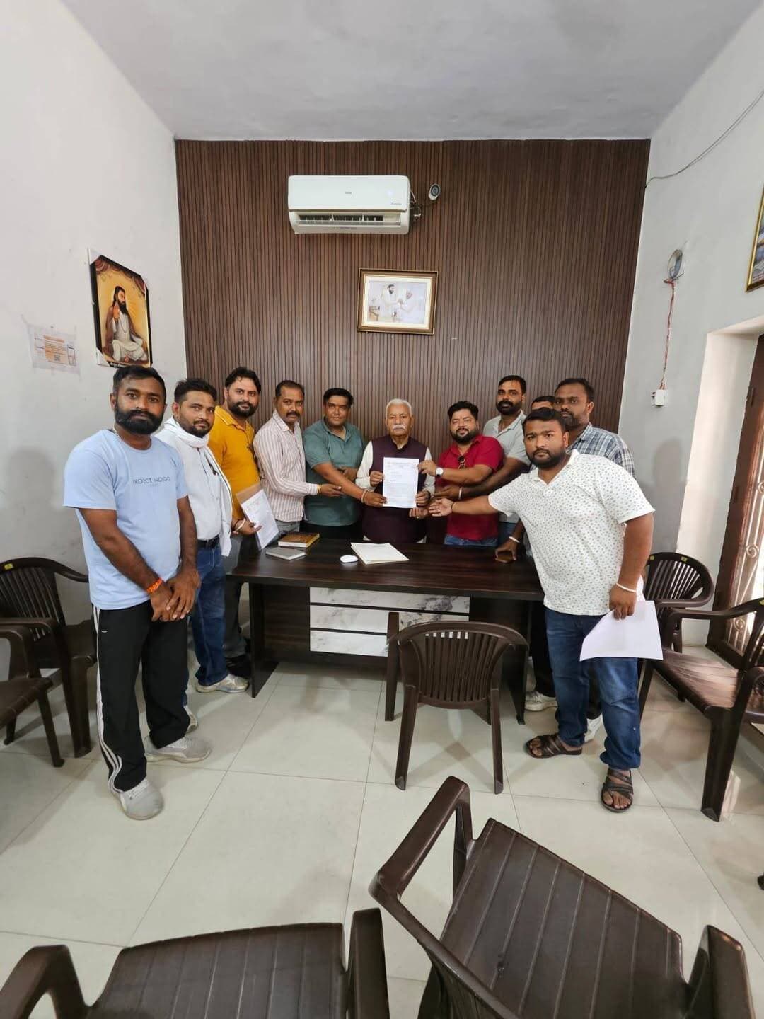 अनुबंधित विद्युत कर्मचारी संघ ने मुख्यमंत्री के नाम विधायक के माध्यम से भेजा ज्ञापन
यमुनानगर। अनुबंधित विद्युत कर्मचारी संघ हरियाणा, संबंधित भारतीय मजदूर संघ ने बिजली विभाग में कार्यरत अनुबंधित कर्मचारियों की विभिन्न लंबित मांगों को लेकर मुख्यमंत्री श्री नायब सिंह सैनी के नाम विधायक के माध्यम से ज्ञापन भेजा। संघ ने सरकार से कर्मचारियों की मांगों का शीघ्र समाधान करते हुए उन्हें रोजगार सुरक्षा एवं समान सेवा सुविधाएं उपलब्ध करवाने की मांग की।
संघ ने ज्ञापन में कहा कि बिजली विभाग में सैकड़ों अनुबंधित कर्मचारी लंबे समय से पूरी निष्ठा और जोखिम के साथ अपनी सेवाएं दे रहे हैं। विभाग के पेट्रोल एवं नॉन-पेट्रोल कार्यों में अनुबंधित कर्मचारियों की महत्वपूर्ण भूमिका है। इसके बावजूद कर्मचारियों की जायज मांगों पर लंबे समय से अपेक्षित कार्रवाई नहीं हो रही है।
संघ ने मांग की कि बिजली विभाग में कार्यरत अनुबंधित कर्मचारियों को Security of Service Act का लाभ देते हुए शीघ्र नियुक्ति पत्र जारी किए जाएं तथा 15 अगस्त 2024 से एरियर सहित वेतन का लाभ दिया जाए। डायरेक्ट विभागीय रोल पर लगे कर्मचारियों को समान काम समान वेतन दिया जाए और महंगाई के अनुरूप वेतन में वृद्धि कर एरियर सहित भुगतान किया जाए।
ज्ञापन में HPGCL के अंतर्गत खेदड़ एवं यमुनानगर थर्मल में पांच वर्ष से कार्यरत अनुबंधित कर्मचारियों को HKRN में शामिल करने तथा पांच वर्ष से अधिक सेवा पूरी कर चुके कर्मचारियों को Security of Service Act के दायरे में लाने की मांग की गई।
संघ ने बिजली विभाग को जोखिम वाला विभाग बताते हुए सभी कर्मचारियों को जोखिम भत्ता देने, चारों बिजली कंपनियों में कार्यरत अनुबंधित कर्मचारियों को नियमित कर्मचारियों की तर्ज पर मेडिकल पॉलिसी का लाभ देने तथा सेवानिवृत्त होने वाले अनुबंधित कर्मचारियों के लिए सम्मान राशि की व्यवस्था करने की मांग भी रखी।
इसके अलावा पांच वर्ष की सेवा पूरी करने वाले कर्मचारियों को रोजगार सुरक्षा, मृतक कर्मचारियों के आश्रितों को शीघ्र नौकरी, HKRN कर्मचारियों को अनुभव के आधार पर वेतन लाभ, महिला कर्मचारियों को वेतन सहित Child Care Leave, बिजली यूनिट का लाभ तथा शिक्षा, शिफ्ट, वर्दी एवं HRA जैसे भत्ते देने की मांग की गई।
इस अवसर पर भारतीय मजदूर संघ के प्रदेश सचिव राज ठाकुर, जिला अध्यक्ष आशिष धिमान, जिला सचिव सुभाष राणा, कार्यकारी अध्यक्ष प्रिंस बिंद्रा, जिला कैशियर प्रशांत, जिला कार्यकारिणी से सुमित वर्मा, सुरेश अंसल एवं अश्वनी कश्यप, यूनिट अध्यक्ष सुनील सैनी, राजीव, सुमित सहित अन्य पदाधिकारी एवं कार्यकर्ता मौजूद रहे।
संघ ने सरकार से अपील की कि बिजली विभाग में कार्यरत अनुबंधित कर्मचारियों की समस्याओं को गंभीरता से लेते हुए उनके भविष्य को सुरक्षित किया जाए। संगठन ने कहा कि कर्मचारी लंबे समय से विभाग के हित में पूरी निष्ठा से कार्य कर रहे हैं, इसलिए सरकार को भी उनके हित में जल्द ठोस निर्णय लेना चाहिए।
संघ ने चेतावनी दी कि यदि कर्मचारियों की मांगों पर शीघ्र सकारात्मक कार्रवाई नहीं की गई तो संगठन आंदोलन को और तेज करने के लिए मजबूर होगा। ज्ञापन के माध्यम से सरकार से मांगों पर तत्काल संज्ञान लेकर समाधान की प्रक्रिया शुरू करने की अपील की गई।
