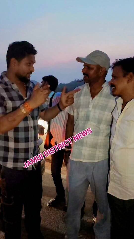 जमुई में देवघर जाने के क्रम में प्रसिद्ध मगही लोकगायक एवं भोजपुरी कलाकार, मगही गीतों के सुपरस्टार ''शिवेश मिश्रा'' और ‘वायरस वेद’ जी के बेटे ''रवि जी'' से छोटी मगर खास मुलाकात हुई। कई मुद्दों पर सार्थक चर्चा हुई। शिवेश मिश्रा ने भोलेनाथ पर लिखे अपने नए गीत ,💁♂️ भोले नाथ नियर दूल्हा गोर मिलतो, मन चाहे छोरी तोर बर मिलतो शिव जी के पूजे तोरा दूल्हा गोर मिलतो 🥰👉की झलक भी सुनाई। वीडियो अच्छा लगे तो लाइक और शेयर जरूर करें। 🙏🎶 Facebook viral#Jamui district news#viral song