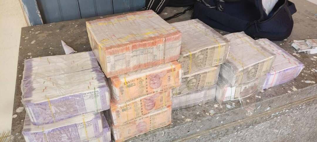नकली नोट एवं ठगी गिरोह के 4 शातिर गिरफ्तार, भारी मात्रा में खिलौना/नकली नोट, 3 मोटरसाइकिल व 2 मोबाइल बरामद
नरपतगंज। नरपतगंज थाना क्षेत्र के झिंगली चौक के पास पुलिस ने गुप्त सूचना के आधार पर कार्रवाई करते हुए नकली सोना/रुपया दिखाकर लोगों से ठगी एवं लूटपाट करने की फिराक में जुटे गिरोह के चार शातिर आरोपियों को गिरफ्तार किया है। पुलिस ने इनके पास से 500, 200 एवं 100 रुपये के नोटों के कुल 10 बंडल, 3 मोटरसाइकिल और 2 मोबाइल फोन बरामद किए हैं।
पुलिस के अनुसार, 19 अगस्त 2026 को गुप्त सूचना मिली थी कि कुछ अपराधी झिंगली चौक के पास नकली सोना एवं रुपया दिखाकर लोगों से ठगी व लूटपाट करने की फिराक में एकत्रित हैं। सूचना के बाद नरपतगंज पुलिस टीम ने त्वरित कार्रवाई करते हुए थलहा नहर के पास घेराबंदी कर चार आरोपियों को रंगे हाथ गिरफ्तार कर लिया। वहीं चार अन्य आरोपी अंधेरे का लाभ उठाकर मौके से फरार होने में सफल रहे।
इस मामले में नरपतगंज थाना कांड संख्या 517/26 दर्ज किया गया है। पुलिस ने धारा 319(2), 318(4), 338, 336(3) एवं 340(2) BNS के तहत मामला दर्ज किया है। फरार आरोपियों के संबंध में पुलिस द्वारा बैंकवर्ड एवं फॉरवर्ड लिंकेज का पता लगाया जा रहा है।
गिरफ्तार आरोपियों का नाम व पता
पंकज कुमार पासवान (31 वर्ष), साकिन—मधुरा, थाना—नरपतगंज, जिला—अररिया।
मनोज पासवान (45 वर्ष), साकिन—मधुरा, थाना—नरपतगंज, जिला—अररिया।
मो. समीरुद्दीन (31 वर्ष), साकिन—खैरा गड़िया, थाना—नरपतगंज, जिला—अररिया।
चुड़ामणी चौधरी (38 वर्ष), साकिन—नेता चौक, थाना—हरेचा, जिला—मोरंग (नेपाल)।
बरामदगी
पुलिस ने गिरफ्तार आरोपियों के पास से 500, 200 एवं 100 रुपये के नोटों के कुल 10 बंडल बरामद किए। पुलिस के अनुसार, बंडलों के ऊपर और नीचे असली भारतीय नोट तथा बीच में खिलौना/नकली नोट रखे गए थे। इसके अलावा 3 मोटरसाइकिल एवं 2 मोबाइल फोन भी बरामद किए गए हैं।
अररिया पुलिस की इस कार्रवाई से ठगी एवं नकली नोट के जरिए लोगों को फंसाने वाले गिरोह में हड़कंप मचा है। पुलिस फरार चारों आरोपियों की गिरफ्तारी के लिए छापेमारी कर रही है।