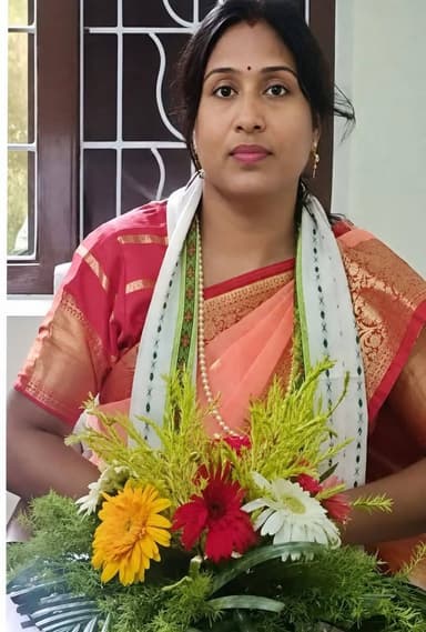 সরকারি কাজের জন্য বরাদ্দ সিমেন্ট নিজের বাড়ি বানানোর কাজে ব্যবহার করার চা*ঞ্চল্যকর অভিযোগ উঠল খোয়াই পঞ্চায়েত সমিতির চেয়ারপার্সন টিংকু ভট্টাচার্যের বি*রুদ্ধে । সিমেন্ট বোঝাই গাড়ি চেয়ারপার্সনের বাড়িতে পৌঁছানোর সময় স্থানীয় বাসিন্দাদের হাতে পাকড়াও। গোটা ঘটনায় তী*ব্র প্রতিক্রিয়া দেখা দিয়েছে এলাকায়।