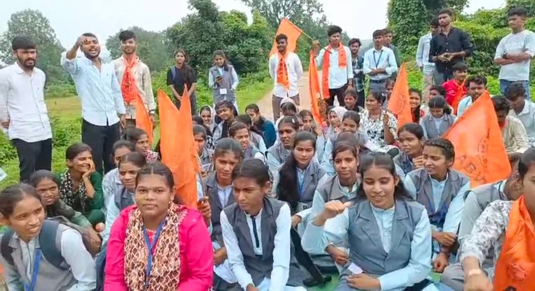 महाविद्यालय पहुंच मार्ग की बदहाली पर छात्र-छात्राओं का प्रदर्शन
15 दिन में सड़क निर्माण शुरू नहीं हुआ तो उग्र आंदोलन और चक्काजाम की चेतावनी
लामता –शासकीय महाविद्यालय लामता के छात्र-छात्राओं ने महाविद्यालय पहुंच मार्ग की बदहाल स्थिति और बस किराए में रियायत की मांग को लेकर गुरुवार को सड़क पर बैठकर शांतिपूर्ण प्रदर्शन किया। विद्यार्थियों ने नारेबाजी करते हुए अपनी दो सूत्रीय मांगें प्रशासन के सामने रखीं और लामता तहसीलदार को ज्ञापन सौंपकर जल्द समाधान की मांग की।
प्रदर्शन के दौरान विद्यार्थियों ने महाविद्यालय पहुंच मार्ग की जर्जर स्थिति को मौके पर दिखाया। उनका कहना है कि लंबे समय से सड़क गड्ढों में तब्दील है। बारिश के दौरान सड़क की हालत और खराब हो जाती है, जिससे महाविद्यालय आने-जाने वाले छात्र-छात्राओं को परेशानी का सामना करना पड़ता है।
चार साल से ज्ञापन, अब तक सिर्फ आश्वासन
छात्र-छात्राओं के मुताबिक महाविद्यालय पहुंच मार्ग के निर्माण और विद्यार्थियों को बस किराए में रियायत देने की मांग को लेकर पिछले करीब चार वर्षों से लगातार ज्ञापन दिए जा रहे हैं। क्षेत्रीय जनप्रतिनिधियों और संबंधित अधिकारियों को भी कई बार आवेदन सौंपे गए, लेकिन विद्यार्थियों का आरोप है कि अब तक उन्हें सिर्फ आश्वासन ही मिले हैं।
विद्यार्थियों का कहना है कि न तो महाविद्यालय पहुंच मार्ग का निर्माण शुरू हुआ और न ही बस किराए में रियायत की मांग पर कोई ठोस निर्णय लिया गया।
15 दिन का अल्टीमेटम
लगातार मांगों की अनदेखी से नाराज विद्यार्थियों ने प्रशासन को 15 दिन का अल्टीमेटम दिया है। छात्र-छात्राओं ने स्पष्ट चेतावनी दी है कि यदि तय समय में सड़क निर्माण कार्य शुरू नहीं किया गया और बस किराए में रियायत की व्यवस्था नहीं हुई, तो आंदोलन को और तेज किया जाएगा।
विद्यार्थियों ने जरूरत पड़ने पर चक्काजाम और उग्र आंदोलन करने की चेतावनी भी दी है।
फिलहाल विद्यार्थियों का प्रदर्शन शांतिपूर्ण रहा। अब देखना होगा कि चार साल से लंबित मांगों को लेकर प्रशासन क्या कदम उठाता है और महाविद्यालय पहुंच मार्ग के निर्माण की दिशा में कब तक ठोस कार्रवाई होती है।
#Lamta #LamtaNews #Balaghat #BalaghatNews #MadhyaPradesh #MPNews #CollegeStudents #StudentProtest #RoadProblem #RoadConstruction #StudentDemand #Chakkajam #BreakingNews #ViralNews #GroundReport #JansamparkDigital