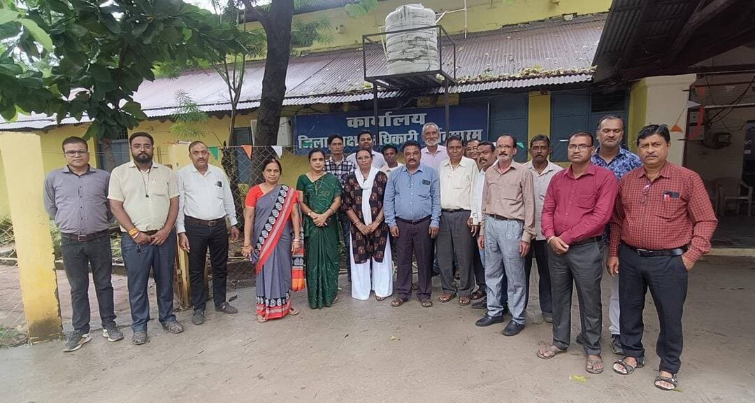 लोक शिक्षण संचालनालय में कथित अभद्रता और हिंसा के प्रयास के विरोध में शिक्षा विभाग के कर्मचारियों का प्रदर्शन
नर्मदापुरम में अधिकारियों-कर्मचारियों ने किया कलमबंद आंदोलन, दोषियों पर कार्रवाई और कड़ी सुरक्षा की मांग
नर्मदापुरम भोपाल स्थित लोक शिक्षण संचालनालय कार्यालय में 20 अगस्त 2026 को धरना प्रदर्शन के दौरान अधिकारियों एवं कर्मचारियों के साथ कथित अभद्रता, अशिष्टता और हिंसा के प्रयास के विरोध में शिक्षा विभाग के अधिकारी-कर्मचारियों में आक्रोश है। घटना के विरोध में स्कूल शिक्षा विभाग से जुड़े संगठनों के प्रांतीय आह्वान पर 21 अगस्त से प्रदेशभर में सविनय कार्य अवज्ञा आंदोलन शुरू किया गया है।
इसी क्रम में जिला शिक्षा अधिकारी कार्यालय नर्मदापुरम के अधिकारियों एवं कर्मचारियों ने कलमबंद हड़ताल कर धरना-प्रदर्शन किया। प्रदर्शन के दौरान कर्मचारियों ने भोपाल की घटना की निंदा करते हुए लोक सेवकों की सुरक्षा सुनिश्चित करने और कथित रूप से जिम्मेदार आंदोलनकारियों के खिलाफ नियमानुसार कानूनी कार्रवाई की मांग उठाई।
भोपाल की घटना के बाद कर्मचारियों में नाराजगी
बताया गया कि 20 अगस्त को भोपाल स्थित लोक शिक्षण संचालनालय में आयुक्त अभिषेक सिंह सहित कार्यालय में कार्यरत अधिकारी-कर्मचारियों के साथ धरना प्रदर्शन कर रहे समूह द्वारा कथित तौर पर अभद्रता और अशिष्टता की गई। प्रदर्शनकारियों पर हिंसा का प्रयास करने के भी आरोप लगाए गए हैं।
घटना के बाद अधिकारियों और कर्मचारियों में असंतोष का माहौल बना। कर्मचारियों का कहना है कि यदि शासकीय कार्यालयों में ही लोक सेवक सुरक्षित महसूस नहीं करेंगे तो शासकीय कार्यों का संचालन प्रभावित होना स्वाभाविक है।
सुरक्षा और कानूनी कार्रवाई की मांग
घटना के विरोध में लोक सेवकों की सभा आयोजित की गई, जिसमें घटना की कड़ी निंदा करते हुए शासकीय कार्यालयों और कर्मचारियों की सुरक्षा सुनिश्चित करने की मांग की गई।
कर्मचारियों ने मांग की है कि घटना के लिए जिम्मेदार लोगों की पहचान कर नियमों के तहत कानूनी कार्रवाई की जाए, ताकि भविष्य में इस प्रकार की घटनाओं की पुनरावृत्ति न हो।
प्रदेशभर में आंदोलन का ऐलान
स्कूल शिक्षा विभाग के विभिन्न संगठनों के प्रांतीय आह्वान पर 21 अगस्त से मध्यप्रदेश के सभी जिलों में जिला शिक्षा अधिकारी कार्यालय सहित अन्य संबंधित कार्यालयों में सविनय कार्य अवज्ञा आंदोलन शुरू किया गया है।
नर्मदापुरम में भी अधिकारी-कर्मचारियों ने कलमबंद हड़ताल और धरना प्रदर्शन के माध्यम से अपना विरोध दर्ज कराया। कर्मचारियों का कहना है कि उनकी मांगों पर ठोस कार्रवाई होने तक आंदोलन जारी रखने को लेकर संगठन स्तर पर आगे निर्णय लिया जाएगा।
अब नजर शासन और प्रशासन की कार्रवाई पर है कि लोक शिक्षण संचालनालय में हुई घटना के आरोपों की जांच किस स्तर पर होती है और लोक सेवकों की सुरक्षा को लेकर क्या ठोस कदम उठाए जाते हैं।
#Narmadapuram #NarmadapuramNews #MPNews #MadhyaPradesh #SchoolEducationDepartment #EducationDepartment #LokShikshan #Protest #Strike #KalamBandhHartal #TeachersProtest #EmployeeProtest #GovernmentEmployees #BhopalNews #AbhishekSingh #EducationNews #BreakingNews #ViralNews #JansamparkDigital