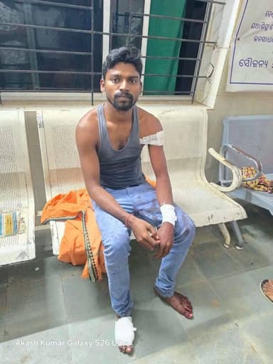 #ବାଇକ୍ରେ_ଆସି_ଲୁଟିନେଲେ_ସୁନା, ଭୁଜାଲିରେ କଲେ ଆଟାକ୍
ବରଗଡ ଜିଲ୍ଲା ବିଜେପୁର-ପଦ୍ମପୁର ରାସ୍ତାର ପହଣ୍ଡି ଗ୍ରାମ ନିକଟରେ ଗତକାଲି ସନ୍ଧ୍ୟାରେ ଏକ ଲୁଟ୍ ଓ ଆକ୍ରମଣ ଘଟଣାକୁ ନେଇ ଚାଞ୍ଚଲ୍ୟ ସୃଷ୍ଟି ହୋଇଛି। ତିନିଜଣ ଦୁର୍ବୃତ୍ତ ବାଇକ୍ରେ ଆସି ରାସ୍ତା ପଚାରିବା ବାହାନାରେ ମହିଳାଙ୍କଠାରୁ ସୁନା ଗହଣା ଲୁଟ୍ କରିବା ସହ ଭୁଜାଲି ଦେଖାଇ ଆକ୍ରମଣ କରିଥିବା ଅଭିଯୋଗ ହୋଇଛି।ଅଭିଯୋଗ ଅନୁସାରେ, ଦୁର୍ବୃତ୍ତମାନେ ପଦ୍ମପୁର ଯିବା ରାସ୍ତା ପଚାରିବା ପରେ ଜଣେ ମହିଳାଙ୍କ ଶାଢ଼ୀ ଟାଣିଥିଲେ। ପରେ ଭୁଜାଲି ଦେଖାଇ ସୁନା ଗହଣା ଲୁଟି ନେଇଥିବା ଅଭିଯୋଗ