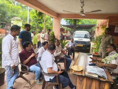 ଦୁର୍ଘଟଣା ଗ୍ରସ୍ତ ଯୁବକ ଙ୍କ ପରିବାର ଲୋକଙ୍କୁ ସହାୟତା ପାଇଁ ଥାନା ପହଁଚିଲେ କଣ୍ଟାମାଲ ବିଧାୟକ
ବୌଦ୍ଧ ଜିଲ୍ଲା ମନମୁଣ୍ଡା ଗାନ୍ଧୀଛକରେ ନିର୍ମାଣ ଚାଲିଥିବା ଫ୍ଲା ଓଭର ବ୍ରିଜ ଡ଼ିଭାଇଡରରେ ପିଟିହୋଇ ଯୁବକଙ୍କ ମୃତ୍ୟୁ l ମୃତକ ହେଲେ ଗୁହିରାପାଲି ର ସୁନାଧର ମଲ୍ଲିକ l ମୃତ୍ୟୁ ପାଇଁ ଠିକା କମ୍ପାନୀକୁ ଦାୟୀ କଲେ ପରିବାରବର୍ଗ l