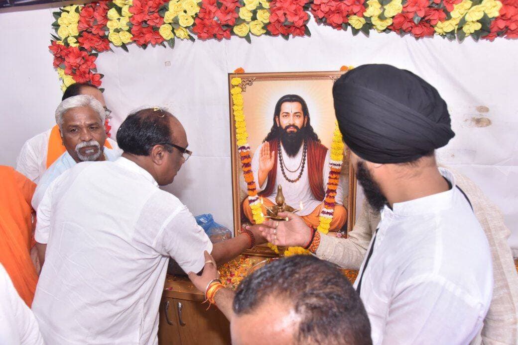 ➡️ संत शिरोमणि गुरु रविदास जी की 650वीं जयंती पर समरसता संकल्प अभियान एवं यात्रा का शुभारंभ
संत शिरोमणि गुरु रविदास जी की 650वीं जन्म जयंती के अवसर पर श्री गुरु रविदास महाराज समरसता संकल्प अभियान एवं यात्रा का शुभारंभ 20 अगस्त को विजय भवन से किया गया।
कार्यक्रम में केंद्रीय राज्य मंत्री श्री दुर्गादास उईके, आमला विधायक डॉ. योगेश पंडाग्रे, घोड़ाडोंगरी विधायक श्रीमती गंगा सज्जन सिंह उईके, जिला पंचायत अध्यक्ष श्री राजा पवार, उपाध्यक्ष श्री हंसराज धुर्वे एवं जिला विकास सलाहकार समिति के सदस्य श्री सुधाकर पवार ने कलश का विधिवत पूजन किया।कलश पूजन के उपरांत विजय भवन से गाजे-बाजे के साथ भव्य यात्रा निकाली गई। यात्रा में जनप्रतिनिधियों के साथ सामाजिक बंधु, संत रविदास समाज के अनुयायी एवं बड़ी संख्या में गणमान्य नागरिक शामिल हुए। यात्रा के दौरान संत रविदास जी के विचारों और उनके द्वारा दिए गए सामाजिक समरसता, समानता एवं भाईचारे के संदेश को जन-जन तक पहुंचाने का आह्वान किया गया।
➡️ इन विकासखंडो में पहुंचेगी संत शिरोमणि रविदास जी महाराज की समरसता कलश यात्रा
संत शिरोमणि रविदास जी महाराज की समरसता पावन कलश एवं कलश रथ जिला मुख्यालय से स्थानीय रविदास मंदिरों तथा ग्राम स्तर तक पहुंचाए जाएंगे। कलश रथ 20 अगस्त से 10 सितंबर तक जिले में निर्धारित मार्ग के अनुसार भ्रमण करेगा। संत शिरोमणि रविदास जी महाराज की समरसता कलश यात्रा 21 अगस्त को आमला विकासखंड के बगडोना, शोभापुर, पाथाखेड़ा से सारणी पहुंचेंगी, जहां यात्रा का रात्रि विश्राम होगा। वहीं 22 अगस्त को यात्रा सारणी से बोरी, बोरदेही, मोरखा भ्रमण, 23 अगस्त को मोरखा मंडल तक भ्रमण एवं आमला में रात्रि विश्राम, 24 अगस्त को आमला से साईंखेड़ा, मासोद नगर भ्रमण एवं रात्रि विश्राम होगा। इसी प्रकार मुलताई विकास खंड में 25 अगस्त को मासोद से प्रभात पट्टन, दुनावा नगर भ्रमण एवं रात्रि विश्राम होगा, 26 अगस्त को दुनावा से मुलताई नगर भ्रमण, स्थानीय मंदीरों का भ्रमण एवं रात्रि विश्राम, 30 अगस्त को मुलताई नगर से आठनेर, हिड़ली, सावलमेंढा नगर भ्रमण एवं रात्रि विश्राम, भैंसदेही विकासखंड में 31 अगस्त को सावलमेंढा से गुदगांव, भैंसदेही नगर भ्रमण एवं रात्रि विश्राम, 1 सितंबर को भैंसदेही नगर से रतनपुर भ्रमण एवं रात्रि विश्राम, 2 सितंबर को रतनपुर से भीमपुर चिरापतला भ्रमण एवं रात्रि विश्राम रहेगा।
इसके अलावा घोड़ाडोंगरी विकासखंड में 3 सितंबर को यात्रा चिरापाटला से चिचोली नगर भ्रमण एवं रात्रि विश्राम, 4 सितंबर को चिचोली नगर से पाढर भ्रमण एवं रात्रि विश्राम, 5 सितंबर को पाढर से घोड़ाडोंगरी, चोपना भ्रमण तथा रात्रि विश्राम रहेगा। बैतूल विकासखंड में 6 सितंबर को यात्रा चोपना नगर से बडोरा बैतूल पहुंचेंगी तथा रात्रि विश्राम रहेगा। वहीं 7 सितंबर को यात्रा बडोरा से बैतूल बाजार नगर भ्रमण एवं रात्रि विश्राम, 8 सितंबर को बैतूल बाजार से खेड़ी सांवलीगढ़ भ्रमण एवं रात्रि विश्राम, 9 सितंबर को खेड़ी सांवलीगढ़ से बैतूल नगर भ्रमण, स्थानीय मंदिरों का भ्रमण एवं रात्रि विश्राम रहेगा तथा 10 सितंबर को बैतूल नगर भ्रमण कर शाम 6 बजे यात्रा का समापन किया जाएगा।
➡️ मंदिरों में होंगे धार्मिक एवं सांस्कृतिक आयोजन
कलश रथ के भ्रमण के दौरान जिला, ग्राम एवं चिन्हित स्थानीय रविदास मंदिरों में कलश का भव्य स्वागत किया जाएगा। इस दौरान सामूहिक आरती, गुरु वाणी पाठ, भजन संध्या, समरसता संकल्प, भजन-कीर्तन, प्रसाद वितरण, प्रभात फेरी, झांकी, दीप प्रज्ज्वलन एवं अन्य धार्मिक-सामाजिक एवं सांस्कृतिक कार्यक्रम आयोजित किए जाएंगे। भजन मंडली प्रतियोगिता सहित विभिन्न स्थानीय कार्यक्रमों के माध्यम से संत रविदास जी के विचारों और संदेश को जन-जन तक पहुंचाया जाएगा।
अभियान के दौरान जिले के विभिन्न स्थानों पर स्थित संत गुरु रविदास मंदिरों एवं उनके परिसरों में साफ-सफाई तथा आवश्यक विकास कार्य कराए जाएंगे। अनुसूचित जाति केंद्रित मंडलों की पहचान कर संबंधित क्षेत्रों में स्थित संत रविदास मंदिरों की सूची तैयार करने तथा मंदिर समितियों एवं संतों से संपर्क स्थापित करने के निर्देश दिए गए हैं। अभियान के तहत संत सम्मेलन, आध्यात्मिक संवाद, समरसता गोष्ठी एवं सत्संग आयोजित किए जाएंगे। इनमें संत रविदास जी के जीवन, विचारों और सामाजिक समरसता के संदेश का प्रचार-प्रसार किया जाएगा।
Jansampark Madhya Pradesh
#JansamparkMP
#बैतूल
#betul