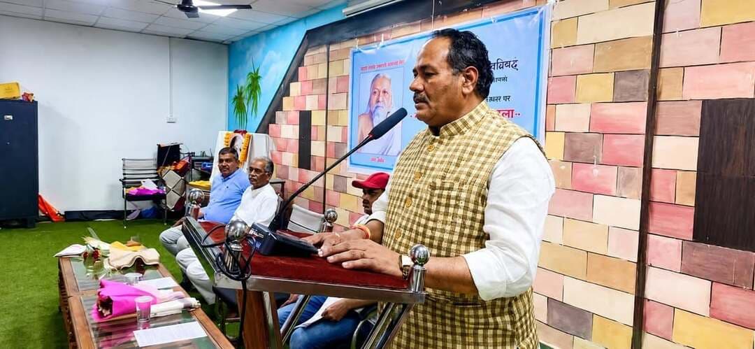 ➡️ महर्षि अरविंद जयंती पर राष्ट्रवाद, शिक्षा और आध्यात्मिक चेतना पर हुआ मंथन
मध्यप्रदेश जन अभियान परिषद, जिला बैतूल द्वारा महर्षि अरविंद जयंती के अवसर पर भारत भारती आवासीय विद्यालय बैतूल में विशेष कार्यक्रम का आयोजन किया गया। कार्यक्रम में मुख्य अतिथि मध्य प्रदेश जन अभियान परिषद प्रदेश उपाध्यक्ष श्री मोहन नागर, शासी निकाय सदस्य, मध्यप्रदेश जन अभियान परिषद श्री बुधपाल सिंह ठाकुर तथा संभाग समन्वयक, मध्यप्रदेश जन अभियान परिषद श्री कौशलेंद्र तिवारी ने अपने विचार व्यक्त किए। कार्यक्रम में परामर्शदाता एवं नवांकुर के लगभग 100 प्रतिनिधियों ने सहभागिता की।
मुख्य अतिथि उपाध्यक्ष श्री मोहन नागर ने अपने उद्बोधन में महर्षि अरविंद के जीवन, राष्ट्रवाद एवं राष्ट्र निर्माण में उनके योगदान पर प्रकाश डालते हुए कहा कि महर्षि अरविंद ने भारत की स्वतंत्रता को केवल राजनीतिक स्वतंत्रता के रूप में नहीं देखा, बल्कि इसे भारत के सांस्कृतिक एवं आध्यात्मिक पुनर्जागरण से जोड़ा। उन्होंने युवाओं में राष्ट्रभाव, आत्मविश्वास और मातृभूमि के प्रति समर्पण की भावना जागृत करने का कार्य किया। आज आवश्यकता है कि महर्षि अरविंद के विचारों को नई पीढ़ी तक पहुंचाया जाए।
श्री बुधपाल सिंह ठाकुर ने कहा कि महर्षि अरविंद का जीवन राष्ट्रभक्ति, त्याग, साधना और आध्यात्मिक चेतना का अद्भुत संगम है। उन्होंने शिक्षा को केवल रोजगार प्राप्त करने का माध्यम न मानकर व्यक्ति के सर्वांगीण विकास का साधन माना। उनके विचार आज की युवा पीढ़ी के लिए प्रेरणादायी हैं तथा समाज में सकारात्मक परिवर्तन के लिए मार्गदर्शन प्रदान करते हैं।
श्री कौशलेंद्र तिवारी ने महर्षि अरविंद की शिक्षा एवं आध्यात्मिक चिंतन पर प्रकाश डालते हुए कहा कि उनकी समग्र शिक्षा की अवधारणा शरीर, मन, बुद्धि और आत्मा के संतुलित विकास पर आधारित थी। व्यक्ति के भीतर छिपी प्रतिभा और चेतना को जागृत करना ही वास्तविक शिक्षा का उद्देश्य है। महर्षि अरविंद का दर्शन आज भी शिक्षा और समाज निर्माण के क्षेत्र में अत्यंत प्रासंगिक है।
➡️ द्वितीय सत्र में आर्ट ऑफ लिविंग द्वारा योग, ध्यान एवं ज्ञान सत्र
कार्यक्रम के द्वितीय सत्र में आर्ट ऑफ लिविंग संस्था द्वारा योग, ध्यान एवं ज्ञान सत्र आयोजित किया गया। आर्ट ऑफ लिविंग की शिक्षिका श्रीमती जयश्री शाह, श्रीमती भानुप्रिया भावसार एवं श्री पुष्पराज प्रजापति ने उपस्थित प्रतिभागियों को योग एवं मेडिटेशन के विभिन्न अभ्यास करवाए तथा ध्यान एवं ज्ञान की विभिन्न अवस्थाओं के बारे में विस्तार से जानकारी दी। प्रशिक्षकों ने ध्यान एवं योग के माध्यम से मन को शांत रखने, सकारात्मक ऊर्जा का संचार करने, एकाग्रता बढ़ाने तथा आंतरिक चेतना को जागृत करने के अभ्यास करवाए। प्रतिभागियों ने उत्साहपूर्वक योग एवं मेडिटेशन में सहभागिता की। इस सत्र के माध्यम से उपस्थित प्रतिनिधियों ने आत्मचिंतन, मानसिक शांति और सकारात्मक जीवनशैली के महत्व को समझा।
कार्यक्रम का संचालन मध्यप्रदेश जन अभियान परिषद के जिला समन्वयक श्री संतोष सिंह राजपूत द्वारा किया गया। कार्यक्रम में मध्यप्रदेश जन अभियान परिषद के पदाधिकारी, परामर्शदाता, नवांकुर प्रतिनिधि एवं अन्य गणमान्यजन उपस्थित रहे। कार्यक्रम के अंत में सभी अतिथियों, आर्ट ऑफ लिविंग के प्रशिक्षकों, परामर्शदाताओं, नवांकुर प्रतिनिधियों एवं आयोजन को सफल बनाने में सहयोग करने वाले सभी सहयोगियों के प्रति आभार व्यक्त किया गया।
Jansampark Madhya Pradesh
Department of Planning, Economics & Statistics, MP
#JansamparkMP
#बैतूल
#betul