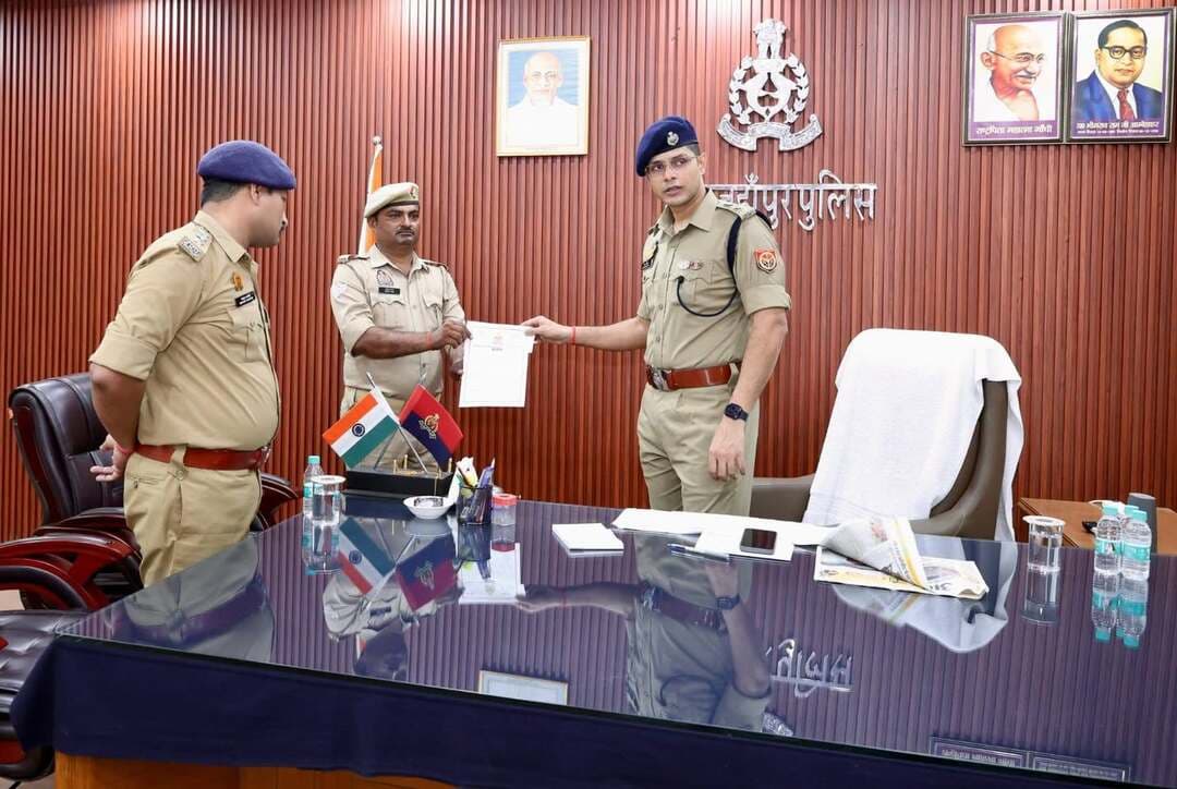 शाहजहांपुर -पुलिस अधीक्षक सौरभ दीक्षित द्वारा रिजर्व पुलिस लाइन में साप्ताहिक परेड की सलामी ग्रहण कर किया गया निरीक्षण, अनुशासन एवं फिटनेस पर दिया विशेष जोर; उत्कृष्ट कार्य करने वाले पुलिसकर्मियों को किया गया सम्मानित