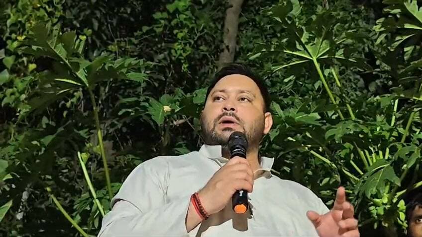 मधुबनी पहुंचे तेजस्वी, मृतक रौशन के परिजनों को दिया ढांढस, बहन को नौकरी का ऐलान