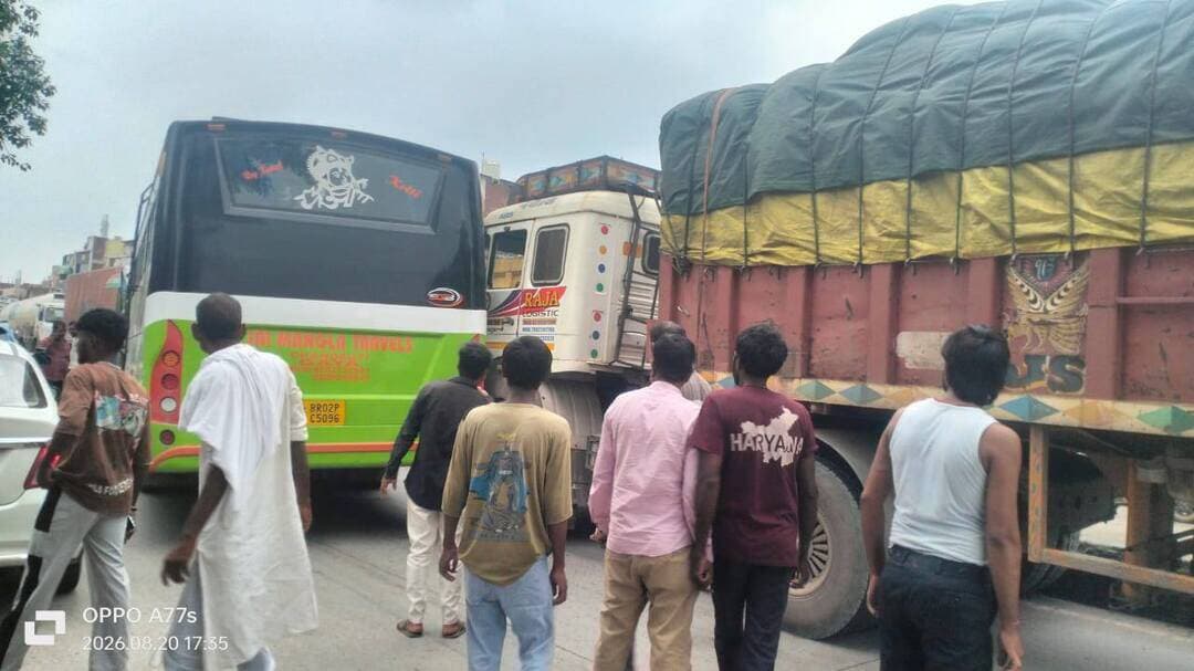 ओवरटेक के चक्कर में बस ट्रेलर और डिवाइडर से टकराई, बड़ा हादसा टला
औरंगाबाद जिला के मदनपुर मुख्य बाजार के समीप NH-19 पर गुरुवार की शाम एक बड़ा हादसा टल गया। औरंगाबाद से गया जा रही एक सवारी बस ओवरटेक करने के दौरान पहले एक ट्रेलर से टकराई और फिर डिवाइडर से जा भिड़ी।प्रत्यक्षदर्शियों के अनुसार बस चालक तेज रफ्तार से बस आगे निकाल रहा था। इसी दौरान नियंत्रण खो बैठा। टेलर से टकराकर डिवाइडर से टकराकर बस क्षतिग्रस्त हो गई, लेकिन गनीमत रही कि बस में सवार सभी यात्री बाल-बाल बच गए।घटना के बाद मुख्य बाजार और सड़क के आसपास लोगों की भीड़ जमा हो गई। स्थानीय लोगों ने बीच-बचाव कर बस चालक और ट्रेलर चालक को समझा-बुझाकर मामला शांत कराया और दोनों वाहनों को गंतव्य की ओर रवाना किया।