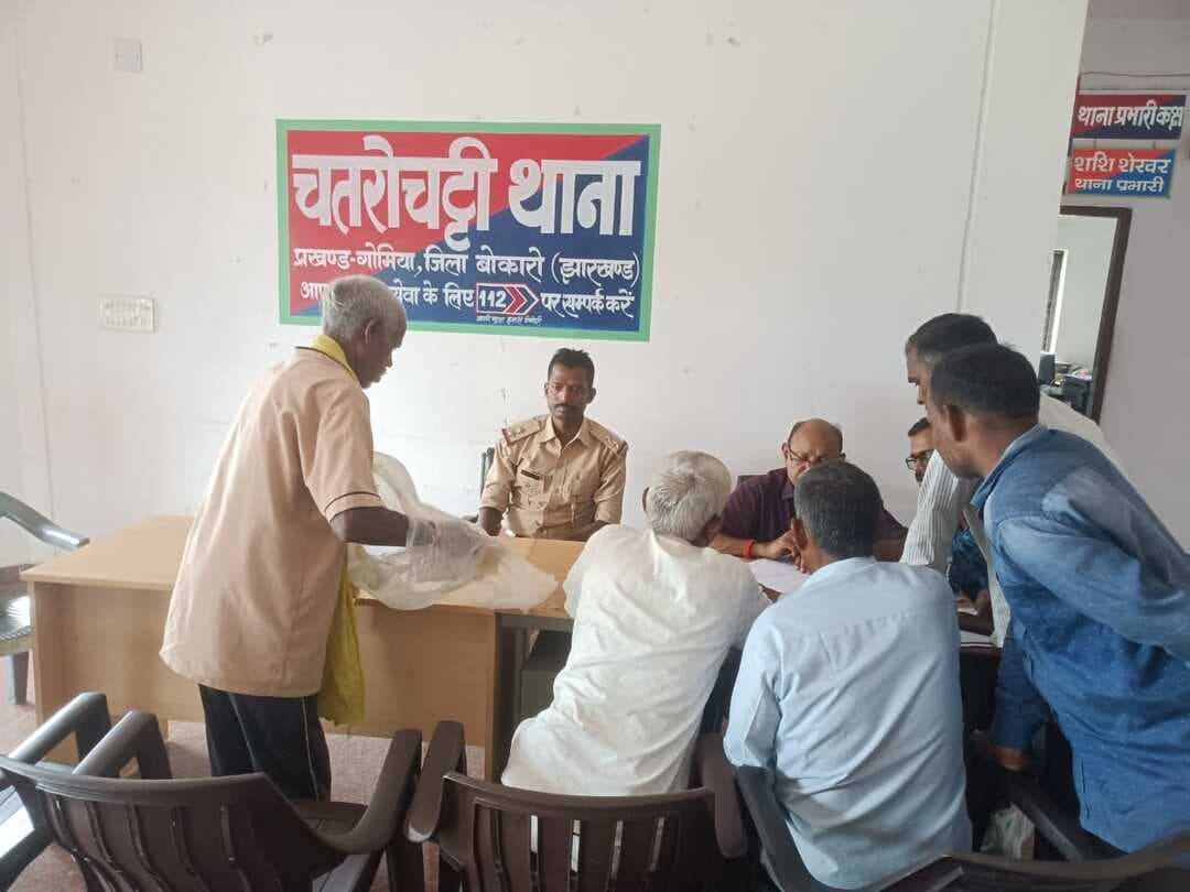Bokaro में हर सप्ताह लगेगा थाना दिवस, 47 शिकायतों में 31 मामलों का हुआ निष्पादन
Bokaro: जिले में आम लोगों की शिकायतों के त्वरित और प्रभावी निष्पादन के लिए अब प्रत्येक सप्ताह थाना दिवस आयोजित करने की पहल की गई है। इसी क्रम में गुरुवार, 20 अगस्त 2026 को जिले के सभी थाना और ओपी क्षेत्रों में थाना दिवस का आयोजन किया गया। पुलिस अधीक्षक कार्यालय की ओर से सभी थाना प्रभारियों और ओपी प्रभारियों को इसके आयोजन का निर्देश दिया गया था।
## प्रशासन और पुलिस ने संयुक्त रूप से सुनी शिकायतें
थाना दिवस में प्रखंड विकास पदाधिकारी, अंचल अधिकारी और अनुमंडल पदाधिकारी सहित संबंधित प्रशासनिक अधिकारी भी शामिल हुए। इस दौरान आम लोगों की शिकायतों, विशेष रूप से जमीन विवाद, राजस्व मामलों और अन्य आपसी विवादों की सुनवाई पुलिस एवं प्रशासन के अधिकारियों ने संयुक्त रूप से की।
जिले के विभिन्न थाना क्षेत्रों से पहुंचे फरियादियों की कुल 47 शिकायतें सुनी गईं। इनमें से 31 मामलों का मौके पर ही निष्पादन कर दिया गया, जबकि 16 मामलों को आगे की कार्रवाई के लिए लंबित रखा गया है।
## जमीन बंटवारे से लेकर घरेलू विवाद तक पहुंचे मामले
थाना दिवस के दौरान मुख्य रूप से जमीन के बंटवारे, जमीन के दस्तावेज प्रस्तुत नहीं करने, दूसरे पक्ष की ओर से अगली तिथि पर बातचीत के लिए समय मांगने, प्रथम पक्ष की अनुपस्थिति और दूसरे की जमीन पर दावा करने जैसे मामले सामने आए। इसके अलावा घरेलू विवाद से संबंधित शिकायतों पर भी सुनवाई की गई।
अधिकारियों ने संबंधित पक्षों की बात सुनने के बाद उपलब्ध दस्तावेजों और तथ्यों के आधार पर मामलों के समाधान की दिशा में कार्रवाई की।
## लोगों में बढ़ा भरोसा
बोकारो पुलिस के अनुसार थाना दिवस के आयोजन से आम लोगों में अपनी समस्याओं को लेकर पुलिस और प्रशासन तक पहुंचने का भरोसा बढ़ा है। लोगों को यह विश्वास मिला है कि उनकी शिकायतों को सुना और समझा जा रहा है तथा संबंधित मामलों के समाधान के लिए त्वरित कार्रवाई की जा रही है।
पुलिस ने लोगों से अपील की है कि वे आपसी विवाद में मारपीट या कानून हाथ में लेने से बचें। किसी भी प्रकार की शिकायत या विवाद होने पर थाना दिवस में अपनी समस्या अधिकारियों के समक्ष रखें, ताकि उसका नियमानुसार समाधान किया जा सके।
## बोकारो पुलिस ने जारी किए हेल्पलाइन नंबर
आपात स्थिति में पुलिस सहायता के लिए 112 पर संपर्क किया जा सकता है। घरेलू दुर्व्यवहार से संबंधित शिकायत के लिए 181, बाल सहायता के लिए 1098 और साइबर अपराध की शिकायत के लिए 1930 पर संपर्क किया जा सकता है। इसके अलावा महिला हेल्पलाइन तथा आपातकालीन एंबुलेंस सेवा के लिए 108 नंबर उपलब्ध है।
बोकारो पुलिस ने कहा कि आम नागरिकों की सुरक्षा और उनकी समस्याओं का समाधान उसकी प्राथमिकता है। थाना दिवस के माध्यम से पुलिस और प्रशासन लोगों के और करीब पहुंचकर शिकायतों के समाधान की व्यवस्था को मजबूत करने का प्रयास कर रहे हैं।
#bokaro #BokaroPolice #ThanaDiwas #JharkhandPolice #BokaroNews #JharkhandNews #जनसुनवाई #थानादिवस #बोकारोपुलिस #बोकारो_न्यूज
