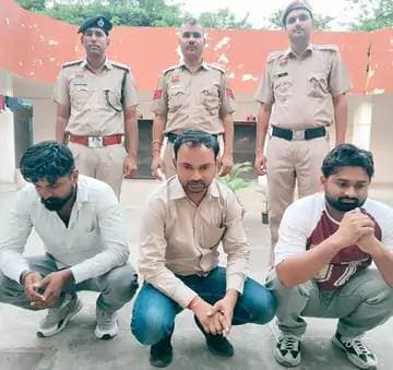 रेवाड़ी में डेढ़ माह बाद ठेकेदार सहित 3 गिरफ्तार:हंस नगर में गैस के कारण हुआ था ब्लास्ट; पिता-पुत्री की हो चुकी मौत
मॉडल टाउन थाना की सेक्टर-3 चौकी ने बेटी तन्नु की मौत के बाद आईजीएल के खिलाफ केस दर्ज किया था। दो दिन बाद पति सतबीर चौहान मामले की जांच सेक्टर-3 चौकी इंचार्ज राकेश कुमार के पास थे। जिन्हें बाद में एसएचओ सदर लगा दिया। सदर थाना में पोस्टिंग के बाद भी मामले की जांच उन्हीं के पास रही।
लोकल कमेटी की रिपोर्ट आने के बाद सदर एसएचओ ने ठेकेदार (प्रोजेक्ट मैनेजर) राहुल, सुपरवाइजर रणजीत सिंह व एक अन्य संदीप को गिरफ्तार कर लिया।
