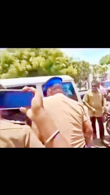 वाहन चेकिंग के दौरान हाई-वोल्टेज ड्रामा!
वीडियो देखें और अपनी राय कमेंट में बताएं।
#highlight
#ViralVideo #Police #VehicleChecking #PoliceViralVideo #ViralNews #BreakingNews #UPNews #PoliceAction #ViralReels #TrendingNow #NewsUpdate #ViralPost