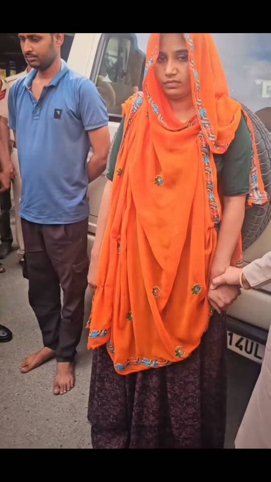 जयपुर: प्रेमी संग मिलकर जूस में जहर देकर पति की हत्या, 12 दिनों बाद दोनों गिरफ्तार । जयपुर के विश्वकर्मा इलाके में प्रेमी संग बसने के लिए पत्नी कविता ने पति महेश की हत्या कर दी। बताया जा रहा है कि गांव में सुसाइड के वाकये से आइडिया लेकर उसने डेढ़ महीने तक सल्फास छिपाए रखा और मौका पाकर जूस में मिलाकर पिला दिया।
#viralreels #viralpost #BreakingNews