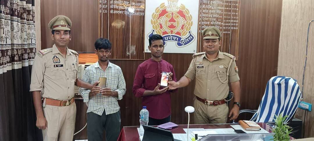 *थाना सहतवार जनपद बलिया पुलिस द्वारा गुम हुए 02 अदद मोबाइल फोन को बरामद कर सम्बन्धित मोबाइल स्वामी को किया गया सुपुर्द ।*
*श्रीमान् पुलिस अधीक्षक जनपद बलिया श्री ओमवीर सिंह* के निर्देशन में जनपद में अपराध एवं अपराधियों पर अंकुश लगाये जाने हेतु चलाये जा रहे अभियान के क्रम में श्रीमान् अपर पुलिस अधीक्षक उत्तरी महोदय श्री दिनेश कुमार शुक्ला के निकट पर्यवेक्षण में व क्षेत्राधिकारी बांसडीह महोदय श्री जय शंकर मिश्र के कुशल नेतृत्व में थाना सहतवार पुलिस टीम को मिली सफलता ।
उल्लेखनीय है कि आवेदक श्री जिशेष पुत्र ददन निवासी सहतवार थाना सहतवार जनपद बलिया का मोबाइल REDMI 12 5G व आवेदक कन्हैया खरवार पुत्र केदार निवासी वार्ड नं0 11 कस्बा व थाना सहतवार जनपद बलिया का मोबाइल POCO M6 PRO जो थाना सहतवार क्षेत्रांतर्गत अलग अलग जगहो पर गुम हो गया था, जिसके सम्बन्ध में आवेदकगण द्वारा थाना स्थानीय पर अपने मोबाइल की गुमशुदगी दर्ज करायी गयी थी, जिसके उपरान्त थाना सहतवार पुलिस द्वारा CEIR पोर्टल पर रजिस्टर एवं सर्विलांस की सहायता से खोज किया जा रहा था । जिसके क्रम में आज दिनांक 20.08.2026 को थाना सहतवार के पुलिस टीम द्वारा CEIR पोर्टल पर रन कराये गये कुल 02 अदद गुमशुदा मोबाइल (कुल कीमत लगभग 25000/- ) को थाना क्षेत्र से बरामद कर मोबाइल स्वामी को नियमानुसार पुलिस टीम द्वारा सुपुर्द किया गया ।
*मोबाइल स्वामी ने सहतवार पुलिस टीम की भूरि-भूरि प्रशंसा करते हुए दिया धन्यवाद ।*
*मोबाइल विवरण-*
1. REDMI 12 5G – 01 अदद
2. POCO M6 PRO – 01 अदद
*बरामद करने वाली पुलिस टीम-*
1.थानाध्यक्ष श्री प्रशान्त कुमार चौधरी थाना सहतवार, बलिया ।
2.उ0नि0 श्री सुधाकर थाना सहतवार,बलिया ।
3.क0आ0 नन्दलाल थाना सहतवार, बलिया ।
4.का0 शिव प्रसाद थाना सहतवार, बलिया ।
5.म0का0 कल्पना शर्मा थाना सहतवार ,बलिया।
*सोशल मीडिया सेल*
*बलिया पुलिस*