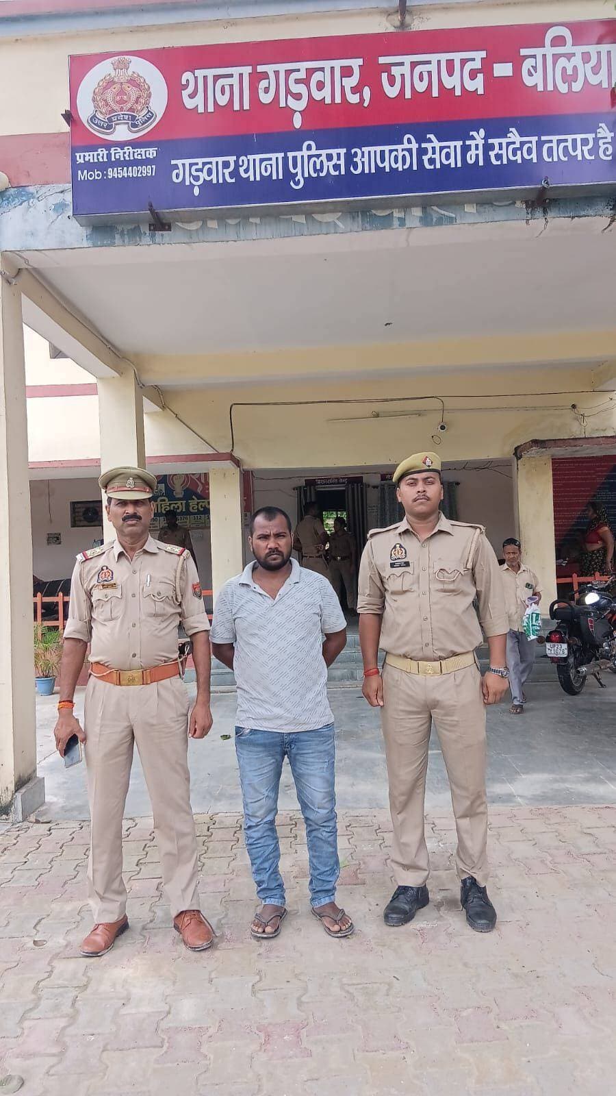 *थाना गड़वार जनपद बलिया पुलिस टीम द्वारा धारा 64(2), 333, 351(3), 352 BNS से सम्बन्धित 01 नफर अभियुक्त को किया गया गिरफ्तार ।*
*श्रीमान् पुलिस अधीक्षक महोदय बलिया श्री ओमवीर सिंह* के कुशल निर्देशन में अपराध एवं अपराधियों के विरुद्ध चलाये जा रहे अभियान के क्रम में श्रीमान् अपर पुलिस अधीक्षक महोदय (दक्षिणी) श्री संजय वर्मा के निकट पर्यवेक्षण व श्रीमान् क्षेत्राधिकारी नगर श्री सतीश शर्मा व थानाध्यक्ष हितेश कुमार के कुशल नेतृत्व में थाना गड़वार पुलिस टीम को मिली सफलता ।
उल्लेखनीय है कि आज दिनांक 20.08.2026 को उ0नि0 अनिल कुमार यादव मय हमराह के साथ देखभाल क्षेत्र, संदिग्ध वाहन/व्यक्ति की चेकिंग में मौजूद थे, कि मुखबीर की सूचना पर थाना गड़वार पर पंजीकृत मु0अ0सं0 129/26 धारा 64(2) ,333,351(3),352 BNS से सम्बन्धित नामजद 01 नफर अभियुक्त *1.धर्मेन्द्र राजभर पुत्र सुग्गन राजभर निवासी ग्राम परसिया चोगड़ा थाना गडव़ार जनपद बलिया* को जिगनी रेलवे क्रासिंग के पहले पुल के पास से समय 10.52 बजे गिरफ्तार किया गया । गिरफ्तार उपरोक्त अभियुक्त के विरूद्ध आवश्यक विधिक कार्यवाही पूर्ण करते हुए मा0 न्यायालय भेजा गया ।
*सम्बन्धित अभियोग*
1. मु0अ0स0 129/2026 धारा 64(2), 333, 351(3), 352 BNS थाना गड़वार बलिया
*अभियुक्त का नाम व पता*
1. धर्मेन्द्र राजभर पुत्र सुग्गन राजभर निवासी ग्राम परसिया चोगड़ा थाना गडव़ार जनपद बलिया
*गिरफ्तार करने वाली पुलिस टीम-*
1.उ0नि0 श्री अनील कुमार यादव थाना गड़वार जनपद बलिया
2.उ0नि0 श्री ओमप्रकाश यादव थाना गड़वार जनपद बलिया
3.हे0का0 आशीष कुमार वर्मा थाना गड़वार जनपद बलिया
4.का0 श्रवण कुमार थाना गड़वार जनपद बलिया
5.का0 अजय कुमार मध्देशिया थाना गड़वार जनपद बलिया
6.का0 प्रवेश मौर्या थाना गड़वार जनपद बलिया
7.म0आ0 जया तिवारी थाना गड़वार जनपद बलिया
*सोशल मीडिया सेल*
*बलिया पुलिस*
