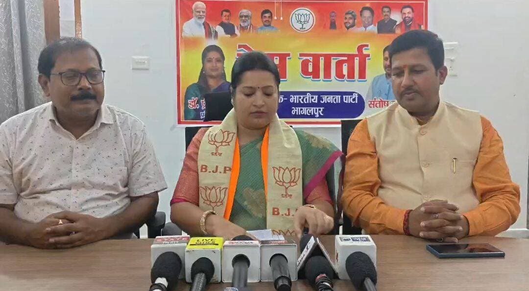 भागलपुर में गरमाई राजनीति! 'वंदे मातरम' के दो छंद गाने पर कांग्रेस पर भड़कीं भाजपा नेता डॉ. प्रीति शेखर 🚨🔥, पूरी खबर Comment Box में