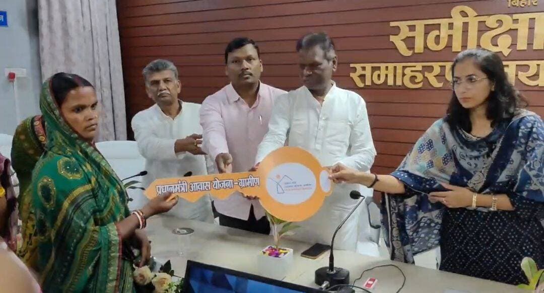 भागलपुर के 22,672 परिवारों को मिला अपना पक्का घर! पटना से समीक्षा भवन तक खुशियों की चाबी वितरण 🏠🔑, पूरी खबर Comment Box में