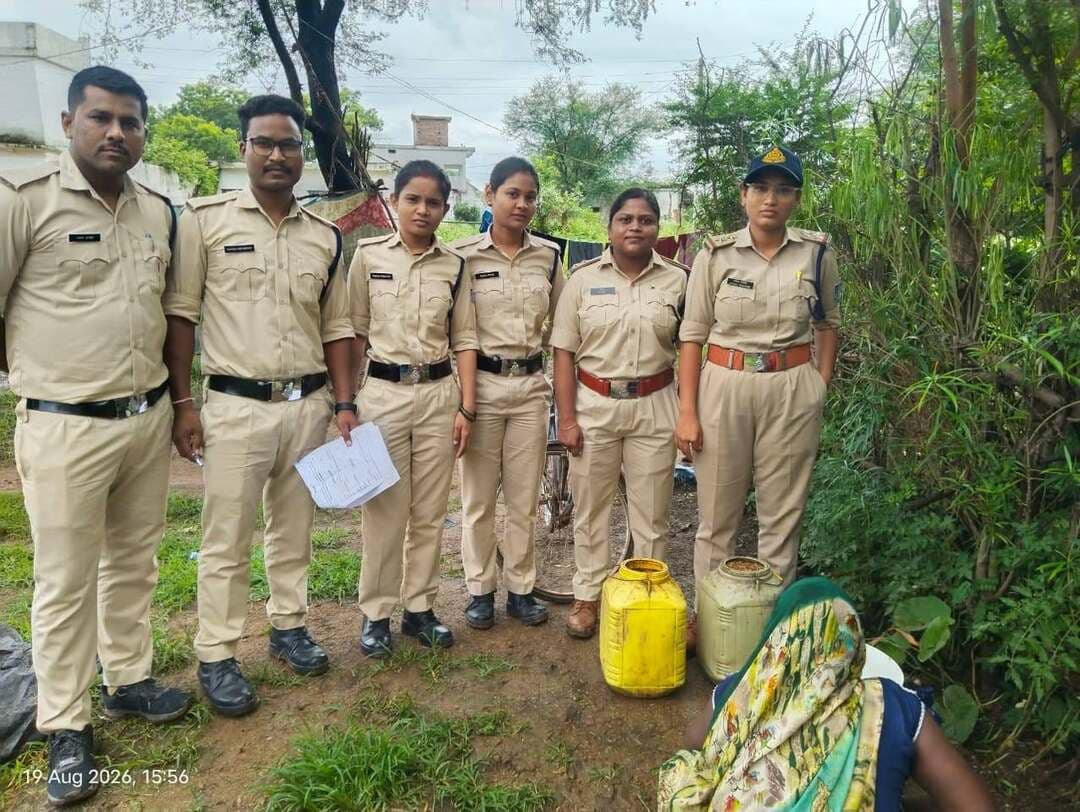 🔳अवैध मदिरा के कारोबार पर आबकारी विभाग की कार्रवाई
🔳75 हजार रुपये से अधिक की अवैध शराब जब्त, 16 प्रकरण दर्ज
🔳कटनी - जिले में मदिरा के अवैध निर्माण, संग्रहण, परिवहन एवं विक्रय के विरुद्ध सख्त कार्रवाई करने के कलेक्टर श्री आशीष तिवारी के निर्देश के पालन में आबकारी विभाग द्वारा विशेष अभियान चलाकर लगातार कार्रवाई की जा रही है। इसी क्रम में आबकारी नियंत्रण कक्ष प्रभारी सहायक जिला आबकारी अधिकारी श्री मंशाराम उइके के मार्गदर्शन में आबकारी विभाग की संयुक्त टीम द्वारा आबकारी वृत्त स्लीमनाबाद अंतर्गत ग्राम स्लीमनाबाद, छपरा, सिहुड़ी एवं धरवारा में कार्रवाई की गई।
दबिश के दौरान टीम ने 35 लीटर हाथ भट्टी मदिरा तथा 700 किलोग्राम महुआ लाहन जब्त किया। जब्त सामग्री की अनुमानित कीमत 75 हजार 250 रुपये बताई गई है। जब्त महुआ लाहन का सैंपल लेने के बाद मौके पर ही नष्ट किया गया। कार्रवाई में मध्यप्रदेश आबकारी अधिनियम, 1915 की सुसंगत धाराओं के तहत कुल 16 न्यायालयीन प्रकरण पंजीबद्ध किए गए।
कार्रवाई में सहायक जिला आबकारी अधिकारी सूर्याभन कोरी एवं प्रवीण रतन बरकड़े, आबकारी उपनिरीक्षक अतुल कुटार, आंचल प्रजापति एवं सीमा देवी कोल सहित अन्य आबकारी अमला शामिल रहा।
आबकारी विभाग ने स्पष्ट किया है कि जिले में अवैध मदिरा के निर्माण, संग्रहण, परिवहन एवं विक्रय की रोकथाम के लिए इस प्रकार की कार्रवाई निरंतर जारी रहेगी।
#JansamparkMP
#CMMadhyaPradesh
#DrMohanYadav51
#drmohanoffice51
#udaypratapmp
#jbpcommissioner
#katni
#कटनी