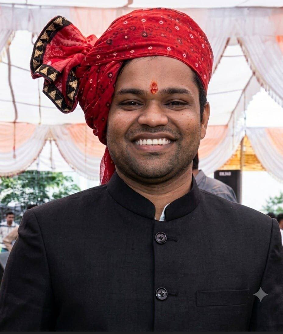 🔳संयुक्त कलेक्टर जितेन्द्र कुमार पटेल होंगे कटनी के नये एसडीएम
🔳कटनी - कलेक्टर श्री आशीष तिवारी ने प्रशासनिक एवं कार्यालयीन कार्य व्यवस्था की दृष्टि से जिले में पदस्थ संयुक्त कलेक्टर एवं डिप्टी कलेक्टर के कार्य-दायित्वों में बदलाव करते हुये नवीन कार्य-दायित्व आदेश जारी किया है।
जारी आदेश के अनुसार संयुक्त कलेक्टर श्री जितेन्द्र कुमार पटेल को कलेक्ट्रेट कार्यालय कटनी के स्थान पर अनुविभागीय अधिकारी (राजस्व) एवं दण्डाधिकारी, कटनी का दायित्व सौंपा गया है। वहीं अब तक एसडीएम एवं दण्डाधिकारी कटनी का कार्य देख रहे डिप्टी कलेक्टर श्री प्रमोद कुमार चतुर्वेदी को कलेक्ट्रेट कार्यालय कटनी का दायित्व सौंपा गया है।
कलेक्टर श्री तिवारी ने आदेश में दोनों अधिकारियों को नवीन दायित्वों का निर्वहन तत्काल प्रभाव से करने के निर्देश दिए हैं। साथ ही श्री प्रमोद कुमार चतुर्वेदी को श्री जितेन्द्र कुमार पटेल से कलेक्ट्रेट कार्यालय की शाखाओं का संपूर्ण प्रभार प्राप्त करना सुनिश्चित करने के लिए भी निर्देशित किया है।
#JansamparkMP
#CMMadhyaPradesh
#DrMohanYadav51
#drmohanoffice51
#udaypratapmp
#jbpcommissioner
#katni
#कटनी