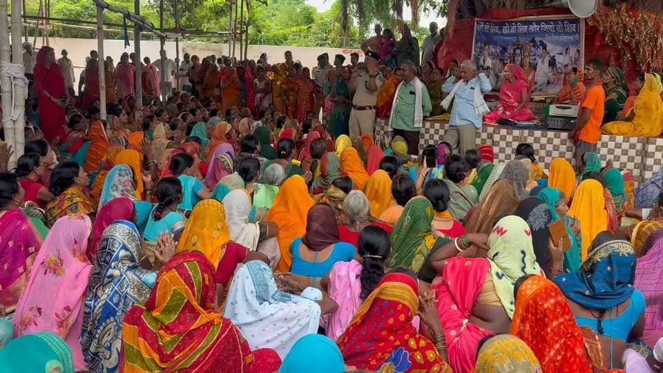 साहव गए थे विधिव्यस्था का निरीक्षण करने और महिलाओं की भारी भीड़ देखकर करने लगे शिव चर्चा #shivcharcha #fecbookreels #fecbookviralpost #nonfloyar