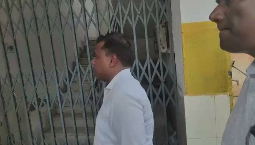 शेखपुरा अंचल कार्यालय में दलालो का कव्जा शिकायत मिली तो त्यावृत करवाई करते ही डी एम शेखर आनंद एवं एस डी एम प्रिंकाया कुमारी ने किया छापेमारी किया तो अंचल के गेट पर ही दो गुमटी में काफ़ी दस्तावेज और नगद कैस बरामद की गई करवाई करते हुए डी एम ने दोनों गुमटी को सील कर दिया #dmsheikhpura #sdmshekhpura #फ़ेकबुक्रील्स #fecbooknonflower