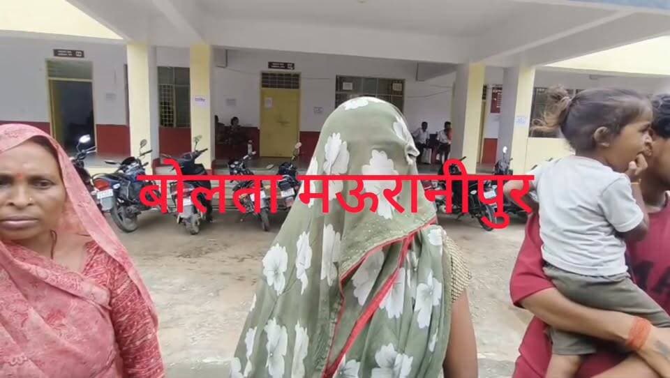 मऊरानीपुर ग्राम मगरवारा में बन रहे रेलवे अंडर ब्रिज के निर्माण के दौरान पास बने नाले को ठेकेदार द्वारा बंद कर देते से पास के खेतों में पानी भरने से किसानों की फसल चौपट किसान पहुंचे उपजिलाधिकारी मनोज कुमार भारती के पास दिया ज्ञापन