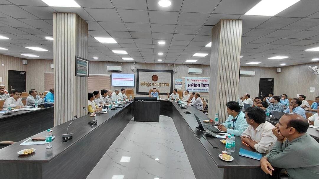 कलेक्टर की अध्यक्षता में जिला स्वास्थ्य समिति की बैठक का आयोजन
विभिन्न कार्यक्रम अंतर्गत विभागीय प्रगति की विस्तृत समीक्षा
सीएम हेल्पलाइन में खराब प्रदर्शन पर कार्यवाही के निर्देश
वेतन, पारिश्रमिक और मानदेय का भुगतान समय पर किए जाने के निर्देश
कलेक्टर की अध्यक्षता में जिला स्वास्थ्य समिति की बैठक का आयोजन किया गया जिसमें कलेक्टर ने विभिन्न कार्यक्रम अंतर्गत विभागीय प्रगति की समीक्षा की और प्रदर्शन सुधारने के संबंध में आवश्यक निर्देश दिए।
कलेक्टर ने जननी सुरक्षा योजना और प्रसूति सहायता योजना की लंबित सीएम हेल्पलाइन शिकायतों की समीक्षा की और बजट आवंटन प्राप्त कर शीघ्र भुगतान करने तथा अपात्र शिकायतकर्ताओं की शिकायतें फोर्स क्लोज करने के निर्देश दिए। सीएम हेल्पलाइन शिकायतों के निराकरण पर असंतोषजनक प्रदर्शन पर बीएमओ गोहद के विरुद्ध निलंबन का प्रस्ताव तथा बीपीएम गोहद की सेवा संपत्ति का प्रस्ताव तैयार करने के निर्देश दिए।
कलेक्टर में निर्देश दिए कि मानसून में वेक्टर जनित रोगों की नियमित निगरानी की जाए और इनका प्रकोप रोकने के लिए स्वास्थ्य विभाग सतर्क रहे। उन्होंने निर्देश दिए कि सभी स्वास्थ्य कर्मियों के वेतन, पारिश्रमिक और मानदेय के भुगतान समय पर किए जाएं तथा सीएमएचओ से आवश्यक स्वीकृति ई-आफिस के माध्यम से प्राप्त की जाए। उन्होंने संबंधित अधिकारियों के ई-आफिस और जेम पोर्टल के प्रशिक्षण के भी निर्देश दिए। उन्होंने 108 एम्बुलेंस वाहनों की चेकलिस्ट के आधार पर मासिक ऑडिट आगामी दिवस में पूरा करने के निर्देश दिए।
कलेक्टर ने निर्देश दिए कि एएनएम-विहीन स्वास्थ्य केंद्रों में निकटवर्ती एएनएम के अतिरिक्त प्रभार के आदेश जारी किए जाएं। रौन, मौ और गोरमी में समर्पित पोषण पुनर्वास केंद्र खोलने के लिए प्रस्ताव भेजने के निर्देश दिए। उन्होंने एचएमआईएस तथा यूविन पोर्टल पर टीकाकरण की समीक्षा कर निर्देश दिए कि टीके लगाने के बाद पोर्टल पर जानकारी अद्यतन रखी जाए, लहार और मेहगांव में आंकड़ों की प्रविष्टि धीमी होने पर अतिरिक्त एमटीएस उपलब्ध कराने के निर्देश दिए। उन्होंने दस्तक अभियान अंतर्गत बच्चों की स्क्रीनिंग तथा शिशु मृत्यु की समीक्षा बढ़ाने के निर्देश दिए।
कलेक्टर ने 30 वर्ष से अधिक आयुवर्ग में गैर-संचारी रोगों की स्क्रीनिंग बढ़ाने और सीएचओ को इसके सत्यापन के लिए आभा आईडी से लिंक करने के निर्देश दिए। उन्होंने टीबी मुक्त भारत अभियान अंतर्गत एक्सरे स्क्रीनिंग, निक्षय मित्र फूड बास्केट वितरण, 70़ के आयुष्मान कार्ड निर्माण, स्वास्थ्य संस्थाओं में निर्माण कार्य, आगामी पल्स पोलियो अभियान, इत्यादि की भी समीक्षा की। बैठक में सीएमएचओ, सिविल सर्जन, बीएमओ और बीपीएम उपस्थित थे।
<nis:link nis:type=tag nis:id=cmmadhyapradesh nis:value=CMMadhyaPradesh nis:enabled=true nis:link/>
<nis:link nis:type=tag nis:id=jansamparkmp nis:value=JansamparkMP nis:enabled=true nis:link/>
Department Of Revenue, Madhya Pradesh
Directorate of Health Services, Madhya Pradesh
<nis:link nis:type=tag nis:id=भिण्ड nis:value=भिण्ड nis:enabled=true nis:link/>
<nis:link nis:type=tag nis:id=bhind nis:value=Bhind nis:enabled=true nis:link/>