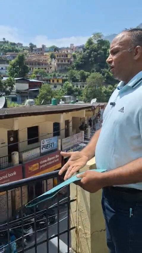 🚨 रुद्रप्रयाग में मनरेगा योजना में गड़बड़ी के आरोप!
फर्जी फर्म में लाखों की लेनदेन का मामला, नाबालिग को मजदूर दिखाकर भुगतान का भी आरोप
रुद्रप्रयाग जिले में मनरेगा योजना के तहत कथित गड़बड़ियों का मामला सामने आया है। स्थानीय निवासी प्रदीप मलासी ने सूचना के अधिकार के माध्यम से प्राप्त दस्तावेजों के आधार पर योजना में अनियमितताओं के आरोप लगाए हैं।
आरोप है कि फर्जी फर्म के नाम पर लाखों रुपये का लेनदेन किया गया, जबकि एक नाबालिग को मजदूर दर्शाकर भुगतानकिए जाने का मामला भी सामने आया है। आरटीआई से मिली जानकारी के आधार पर अब पूरे मामले की जांच और जिम्मेदार लोगों पर कार्रवाई की मांग उठने लगी है।
📌 आरटीआई से सामने आए दस्तावेजों ने खोली मनरेगा में कथित गड़बड़ियों की परतें
अब सवाल यह है कि मनरेगा योजना में सरकारी धन के इस्तेमाल में आखिर कितनी पारदर्शिता बरती गई और यदि आरोप सही हैं तो इसके लिए जिम्मेदार कौन है?
#Rudraprayag #मनरेगा #MGNREGA #RTI #घोटाला #गड़बड़ी #उत्तराखंड #BreakingNews #RudraprayagNews