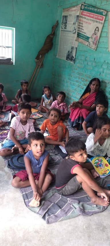 📍 सारण | 21 अगस्त 2026
🏫 आंगनबाड़ी, विद्यालय एवं सीएचसी की जमीनी हकीकत जानने निकला प्रशासन
जिला पदाधिकारी, सारण श्री वैभव श्रीवास्तव के निर्देश पर आज जिले के सभी प्रखंडों में वरीय प्रभार वाले पदाधिकारियों द्वारा आंगनबाड़ी केंद्रों, कस्तूरबा गांधी बालिका विद्यालयों, अन्य विद्यालयों एवं सामुदायिक स्वास्थ्य केंद्रों (सीएचसी) का निरीक्षण किया गया।
🔹 आंगनबाड़ी केंद्रों में बच्चों की उपस्थिति, पोषण, उपलब्ध सुविधाओं, केंद्र के संचालन एवं अभिलेखों की स्थिति की जांच की गई।
🔹 विद्यालयों में छात्र-छात्राओं की उपस्थिति, पठन-पाठन, आधारभूत सुविधाओं एवं समग्र शैक्षणिक व्यवस्था का जायजा लिया गया।
🔹 मध्याह्न भोजन योजना के तहत भोजन की गुणवत्ता, निर्धारित मेन्यू, साफ-सफाई एवं रसोईघर की व्यवस्था का भी निरीक्षण किया गया।
🔹 सीएचसी में चिकित्सकों एवं स्वास्थ्यकर्मियों की उपस्थिति, मरीजों को मिल रही स्वास्थ्य सेवाओं, दवा एवं आवश्यक संसाधनों की उपलब्धता, साफ-सफाई तथा संस्थागत प्रसव की स्थिति की समीक्षा की गई।
🎯 उद्देश्य स्पष्ट है—सरकारी योजनाओं एवं संस्थानों की वास्तविक स्थिति की लगातार निगरानी और आमजन को बेहतर सेवाओं की उपलब्धता सुनिश्चित करना।
जिला प्रशासन द्वारा वरीय प्रभार वाले पदाधिकारियों को नियमित क्षेत्र भ्रमण एवं निरीक्षण करते हुए कमियों की पहचान कर समयबद्ध सुधारात्मक कार्रवाई सुनिश्चित करने का निर्देश दिया गया है।
सारण जिला प्रशासन—जमीनी स्तर पर निगरानी, बेहतर व्यवस्था और जनसेवा के प्रति प्रतिबद्ध।
#Saran #SaranDistrict #DistrictAdministration #FieldInspection #Anganwadi #SchoolEducation #CHC #MidDayMeal #PublicService #BiharAdministration