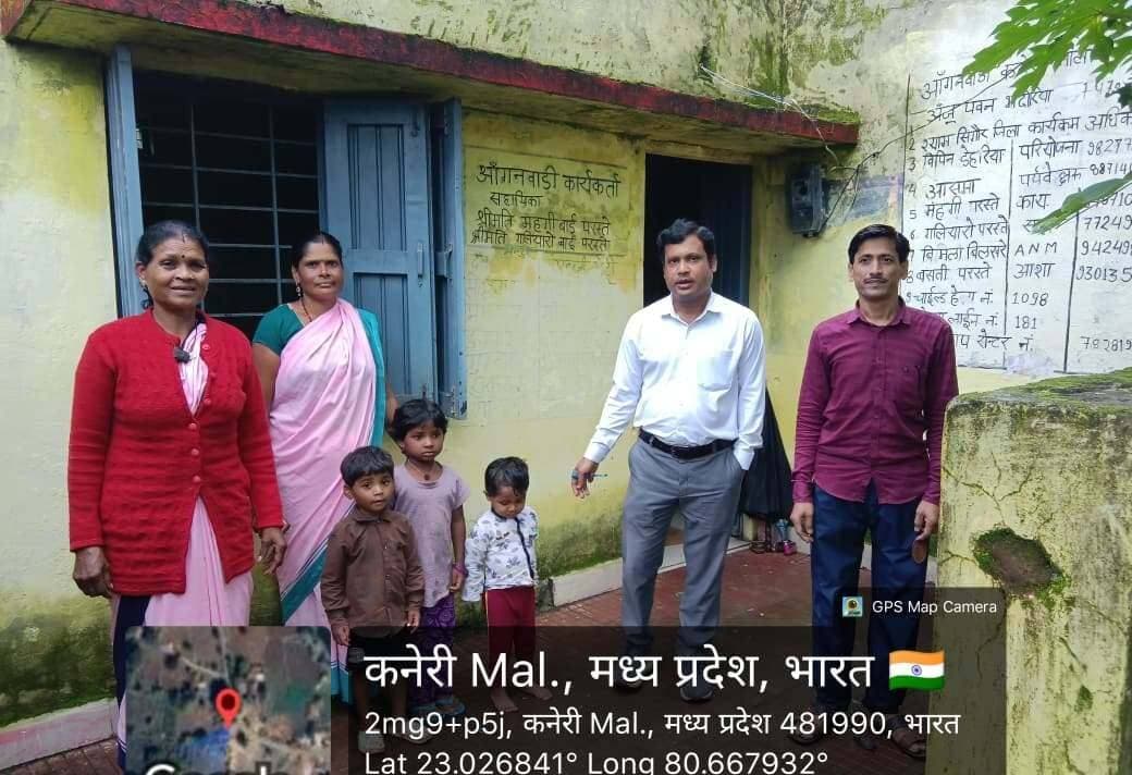 मुख्यमंत्री जन विश्वास कार्यक्रम के पूर्व मेहंदवानी की 76 आंगनबाड़ियों का सघन निरीक्षण
अधिकारियों एवं पर्यवेक्षकों ने व्यवस्थाओं का लिया जायजा, कमियां दूर करने के दिए निर्देश
मुख्यमंत्री जन विश्वास कार्यक्रम के निर्देशों के पालन में आज मेहंदवानी विकासखंड की 76 आंगनबाड़ी केंद्रों का अधिकारियों एवं पर्यवेक्षकों द्वारा सघन निरीक्षण किया गया। निरीक्षण के दौरान आंगनबाड़ी केंद्रों में बच्चों की उपस्थिति, पोषण आहार एवं नाश्ते के वितरण, केंद्र की स्वच्छता, भवन की स्थिति, पेयजल सहित अन्य मूलभूत व्यवस्थाओं का जायजा लिया गया।
अधिकारियों ने आंगनबाड़ी केंद्रों में संधारित अभिलेखों एवं विभागीय गतिविधियों की भी समीक्षा की। इस दौरान केंद्रों पर उपलब्ध व्यवस्थाओं तथा बच्चों को दी जा रही सेवाओं की स्थिति का अवलोकन किया गया। अधिकारियों ने आंगनबाड़ी कार्यकर्ताओं से केंद्र संचालन एवं बच्चों को उपलब्ध कराई जा रही सुविधाओं के संबंध में जानकारी ली।
निरीक्षण के दौरान पाई गई कमियों को चिन्हित कर आंगनबाड़ी कार्यकर्ताओं एवं संबंधित पर्यवेक्षकों को आवश्यक सुधार के निर्देश दिए गए। अधिकारियों ने कहा कि आंगनबाड़ी केंद्रों में बच्चों को गुणवत्तापूर्ण पोषण, स्वास्थय देखभाल एवं बेहतर प्रारंभिक बाल देखभाल की सुविधा उपलब्ध कराना विभाग की प्राथमिकता है। इसके लिए केंद्रों की व्यवस्थाओं को निरंतर बेहतर बनाए रखना आवश्यक है।
मुख्यमंत्री जन विश्वास कार्यक्रम के तहत किए गए इस सघन निरीक्षण का उद्देश्य आंगनबाड़ी केंद्रों की व्यवस्थाओं को और अधिक सुदृढ़ करना तथा शासन की योजनाओं एवं सेवाओं का प्रभावी क्रियान्वयन सुनिश्चित करना है। अधिकारियों ने संबंधित अमले को निर्देशित किया कि आंगनबाड़ी केंद्रों में बच्चों एवं हितग्राहियों को शासन की योजनाओं का लाभ समय पर और बेहतर तरीके से उपलब्ध कराया जाए।
#MukhyamantriJanVishwas #JanVishwasProgram #Dindori #MadhyaPradesh #Anganwadi #AnganwadiCentres #ChildNutrition #ChildCare #EarlyChildhoodCare #NutritionForChildren #HealthAndNutrition #AnganwadiInspection #WomenAndChildDevelopment #GovernmentSchemes #PublicService #DistrictAdministration #Mehandwani #DindoriDistrict #MPGovernment #GoodGovernance #NutritionMission #ChildDevelopment #collectordindori #jansampark