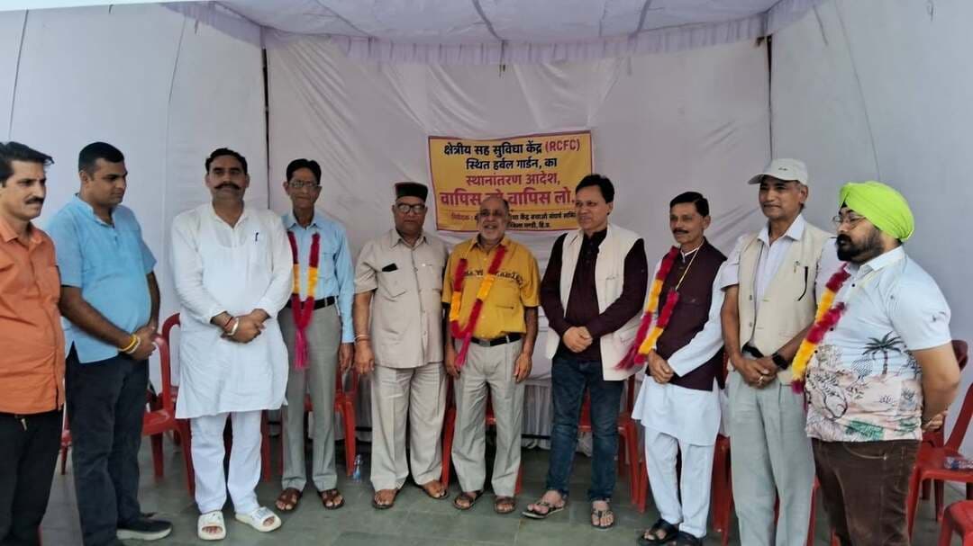 आरसीएफसी बचाओ संघर्ष समिति का क्रमिक अनशन दूसरे दिन भी जारी
25 अगस्त की रोष रैली में अधिक से अधिक लोगों से शामिल होने की अपील
जोगिंद्रनगर/शिव कुमार।
क्षेत्रीय सह सुविधा केंद्र (RCFC) जोगिंद्रनगर से सोलन के नौणी स्थानांतरित करने के विरोध में आरसीएफसी बचाओ संघर्ष समिति का क्रमिक अनशन शुक्रवार को दूसरे दिन भी जारी रहा। समिति ने स्पष्ट किया कि जब तक आरसीएफसी को जोगिंद्रनगर से स्थानांतरित करने का निर्णय वापस नहीं लिया जाता, तब तक आंदोलन जारी रहेगा।
पहले दिन क्रमिक अनशन पर बैठे संघर्ष समिति के अध्यक्ष गुरु शरण परमार, जिला परिषद सदस्य भड़वाड़ा कुशाल भारद्वाज, एक्स-सर्विसमैन लीग जोगिंद्रनगर से रूप सिंह ठाकुर तथा रोटरी क्लब से अजय ठाकुर ने अपना एक दिवसीय अनशन पूरा किया। इसके बाद उन्होंने अनशन की माला अगले दिन अनशन पर बैठने वाले प्रतिनिधियों को पहनाकर दूसरे दिन के आंदोलन की शुरुआत की।
दूसरे दिन पूर्व नगर परिषद जोगिंद्रनगर कांग्रेस उपाध्यक्ष प्यार सिंह ठाकुर, सेवानिवृत्त विद्युत विभाग के एक्सईएन कृपाल सिंह, एसडीओ ब्रिज गोपाल अवस्थी तथा सिख वेलफेयर एसोसिएशन हिमाचल प्रदेश के अध्यक्ष दमनदीप सिंह ने क्रमिक अनशन की कमान संभाली।
अनशन पर बैठे चारों प्रतिनिधियों ने एकजुट होकर कहा कि आरसीएफसी जोगिंद्रनगर की पहचान और क्षेत्र के हितों से जुड़ा महत्वपूर्ण संस्थान है, जिसे किसी भी सूरत में जोगिंद्रनगर से बाहर नहीं जाने दिया जाएगा। उन्होंने कहा कि संस्थान को स्थानांतरित करने के फैसले का हर स्तर पर विरोध किया जाएगा।
संघर्ष समिति के अध्यक्ष गुरु शरण परमार ने पहले और दूसरे दिन अनशन पर बैठने वाले सभी समाजसेवियों एवं विभिन्न संगठनों के प्रतिनिधियों का सहयोग के लिए आभार जताया। उन्होंने कहा कि आंदोलन को लगातार मिल रहे जनसमर्थन से समिति का हौसला बढ़ा है।
उन्होंने समस्त जोगिंद्रनगरवासियों से आंदोलन में बढ़-चढ़कर भाग लेने की अपील करते हुए कहा कि 25 अगस्त को रामलीला मैदान जोगिंद्रनगर में आयोजित होने वाली रोष रैली में अधिक से अधिक संख्या में पहुंचें। उन्होंने कहा कि जनता की एकजुटता के माध्यम से इस मुहिम को और धार दी जाएगी तथा आरसीएफसी को स्थानांतरित करने के निर्णय के पीछे की मंशा पर सवाल उठाने वालों को जनता की ताकत का एहसास करवाया जाएगा।
समिति ने दोहराया कि आरसीएफसी को जोगिंद्रनगर से बाहर ले जाने के निर्णय को किसी भी कीमत पर स्वीकार नहीं किया जाएगा और आंदोलन को आगामी दिनों में और तेज किया जाएगा।