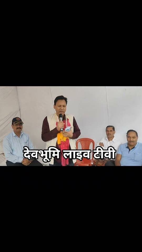 आरसीएफसी स्थानांतरण के विरोध में क्रमिक अनशन के दौरान उपस्थित जनसमूह को संबोधित करते माकपा नेता एवं जिला परिषद कुशाल भारद्वाज