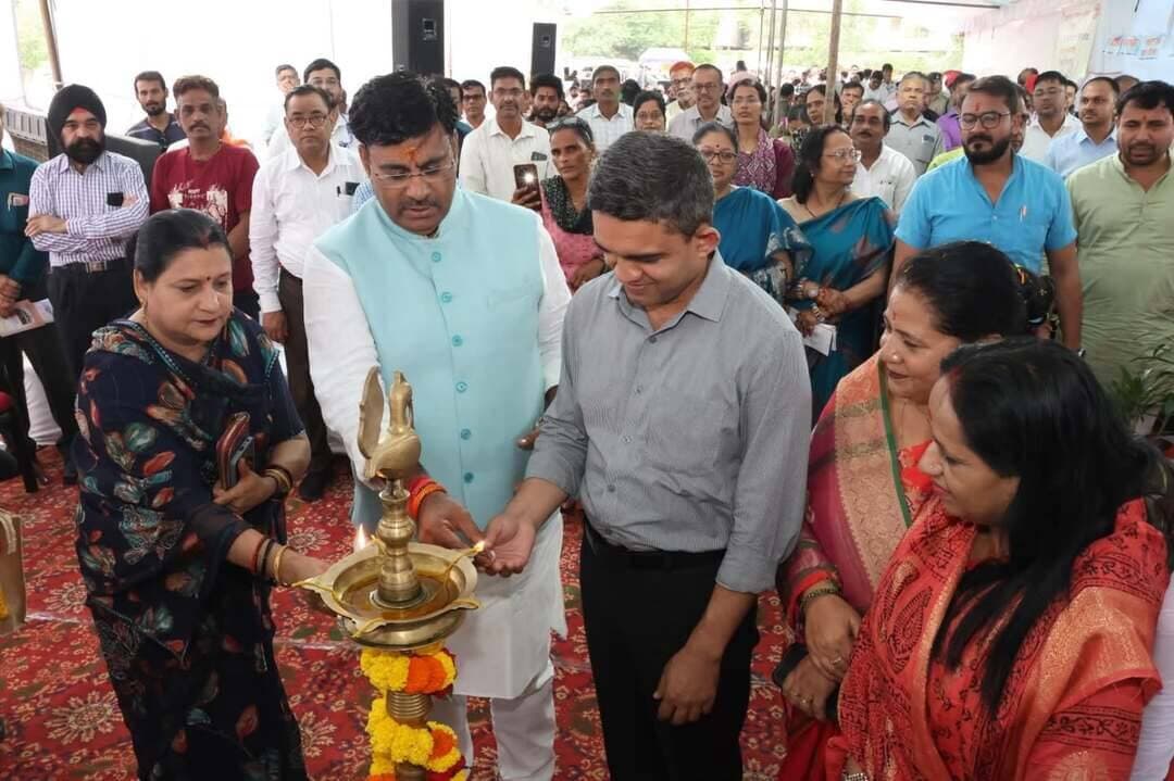 मुख्यमंत्री जन विश्वास अभियान 2026
भोपाल के एसडीएम कार्यालय कोलार प्रांगण (वार्ड क्रमांक 81) में आयोजित मुख्यमंत्री जन विश्वास शिविर में क्षेत्रीय विधायक श्री Rameshwar Sharma रामेश्वर शर्मा जनप्रतिनिधियों एवं कलेक्टर श्री प्रियंक मिश्रा ने दीप प्रज्वलित कर शिविर का शुभारंभ किया।
CM Madhya Pradesh
Jansampark Madhya Pradesh
#JanVishwasAbhiyan2026
#हर_शुक्रवार_जनता_के_नाम
#bhopal