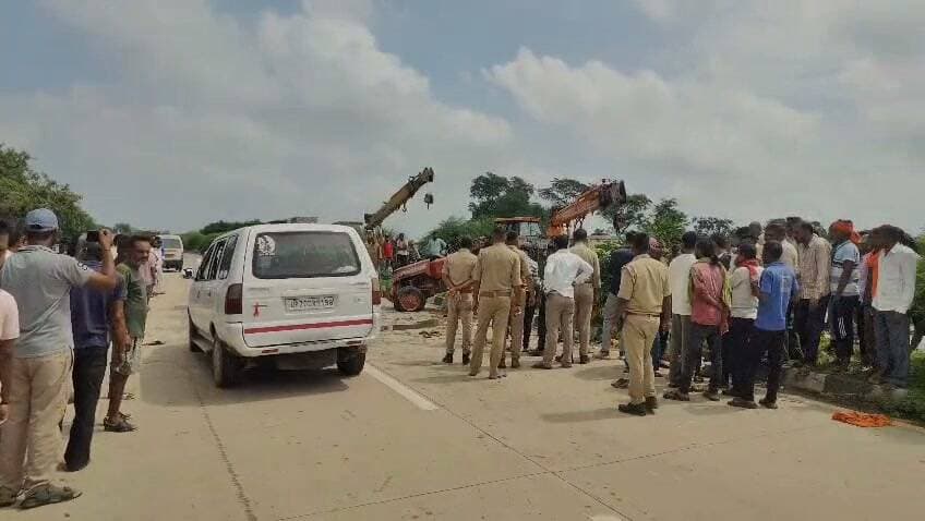 प्रयागराज शंकरगढ़ थाना क्षेत्र अंतर्गत सूरवल साहनी में अपोजिट साइड से आ रहे मोटरसाइकिल को बचाने के चक्कर में मजदूरों से भरा ट्रैक्टर ट्राली पलटा दर्जन से अधिक लोग घायल एक महिला की मौत बता दे शुक्रवार सुबह 10:30 बजे सोनरा से मजदूर ट्रैक्टर ट्राली से सूरवल में धान की रोपाई करने जा रहे थे, अपोजिट साइड से आ रहे मोटरसाइकल सवार को बचाने के चक्कर में मजदूरों से भरा ट्रेकटर पलट गया, दर्जनों मजदूरों की घायल होने की सूचना है, एक महिला की मौत भी हो गई है, ग्रामीणों की सूचना पर शंकरगढ़ पुलिस मौके पर पहुंची घायलों को उपचार हेतु सामुदायिक स्वास्थ्य केंद्र शंकरगढ़ ले जाया गया,