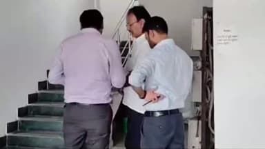 नगर निगम कार्यालय पहुंची उड़नदस्ता टीम, योजना से जुड़े मामले की जांच
सहरसा: पटना से चार सदस्यीय तथा सहरसा से वरीय अधिकारियों की उड़नदस्ता टीम शुक्रवार को नगर निगम कार्यालय पहुंची। टीम द्वारा योजना से संबंधित मामले की जांच की जा रही है। जांच को लेकर नगर निगम कार्यालय में अधिकारियों और कर्मियों के बीच हलचल रही।
उड़नदस्ता टीम में एडीएम निशांत कुमार, हेडक्वार्टर डीएसपी-2 कमलेश्वर प्रसाद सिंह तथा सदर अनुमंडल पदाधिकारी श्रेयांस तिवारी सहित अन्य अधिकारी शामिल हैं। टीम द्वारा योजना से संबंधित दस्तावेजों और अभिलेखों की जांच की जा रही है। जांच पूरी होने के बाद मामले में आगे की कार्रवाई की स्थिति स्पष्ट होने की संभावना है।
#viralvideochallenge #saharsa