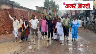 बाँदा :-जल भराव और सड़क की बदहाली को लेकर बांदा में कांग्रेस का ज़ोरदार प्रदर्शन,धान सड़क में बो के किया जलभराव के खिलाफ प्रदर्शन,कांग्रेस का आह्वान अगर सड़क का पक्का निर्माण नहीं हुआ तो करेंगे आंदोलन,कांग्रेस का आरोप बांदा की सभी सड़कों की हालत खस्ता हाल,बांदा की मुख्य सड़क गोल कोठी से सट्टन चौराहे जाने वाली सड़क को लेकर प्रदर्शन