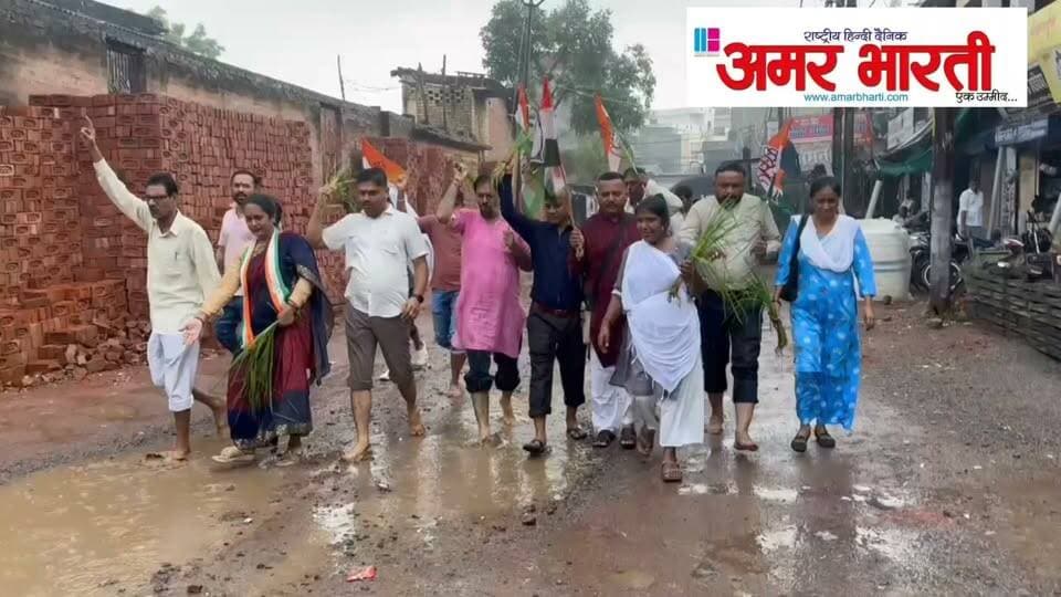 बाँदा :-जल भराव और सड़क की बदहाली को लेकर बांदा में कांग्रेस का ज़ोरदार प्रदर्शन,धान सड़क में बो के किया जलभराव के खिलाफ प्रदर्शन,कांग्रेस का आह्वान अगर सड़क का पक्का निर्माण नहीं हुआ तो करेंगे आंदोलन,कांग्रेस का आरोप बांदा की सभी सड़कों की हालत खस्ता हाल,बांदा की मुख्य सड़क गोल कोठी से सट्टन चौराहे जाने वाली सड़क को लेकर प्रदर्शन