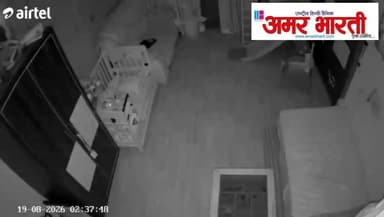 मेडिकल कॉलेज कैंपस में घर में घुसकर चोरी
ASP मेविस टॉक ने किया घटनास्थल का निरीक्षण, 3 टीम गठित
*बांदा।थाना कोतवाली नगर क्षेत्र अंतर्गत मेडिकल कॉलेज कैंपस में स्थित एक घर में अज्ञात चोरों द्वारा चोरी की घटना को अंजाम दिए जाने की सूचना पुलिस को प्राप्त हुई।
सूचना मिलते ही _सहायक पुलिस अधीक्षक/क्षेत्राधिकारी नगर मेविस टॉक_, थाना कोतवाली नगर पुलिस और एसओजी टीम तत्काल मौके पर पहुंची। अधिकारियों ने घटनास्थल का बारीकी से मौका मुआयना किया और साक्ष्य एकत्र किए।ASP टॉक ने बताया कि घटना के अनावरण हेतु _सीसीटीवी फुटेज और सर्विलांस_ के आधार पर 3 विशेष पुलिस टीमें गठित की गई हैं। जल्द ही घटना का खुलासा कर अभियुक्तों को गिरफ्तार किया जाएगा। इस संबंध में थाना कोतवाली नगर में अभियोग पंजीकृत कर अग्रिम विधिक कार्यवाही प्रचलित है। पुलिस मामले की जांच में जुटी