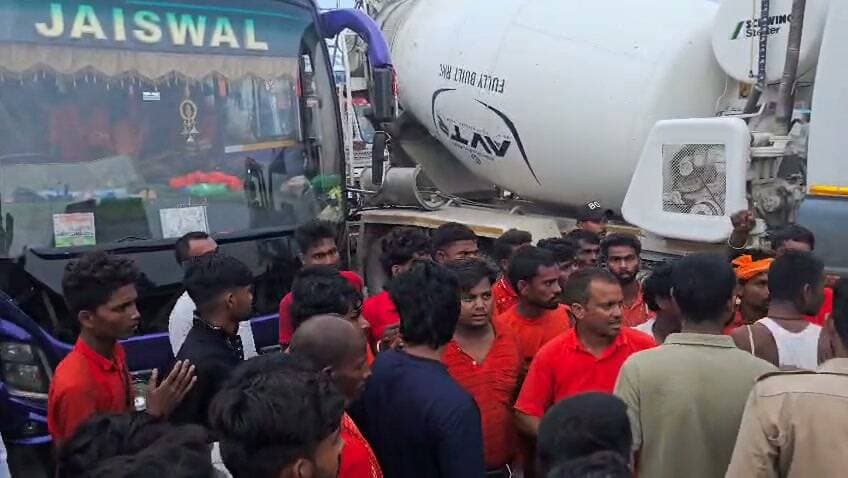 मोहनिया में कांवड़ियों की बस डिलीवरी ट्रक से टकराई कोई हताहत नहीं,कुछ देर के लिए सड़क पर अफरा तफरी....