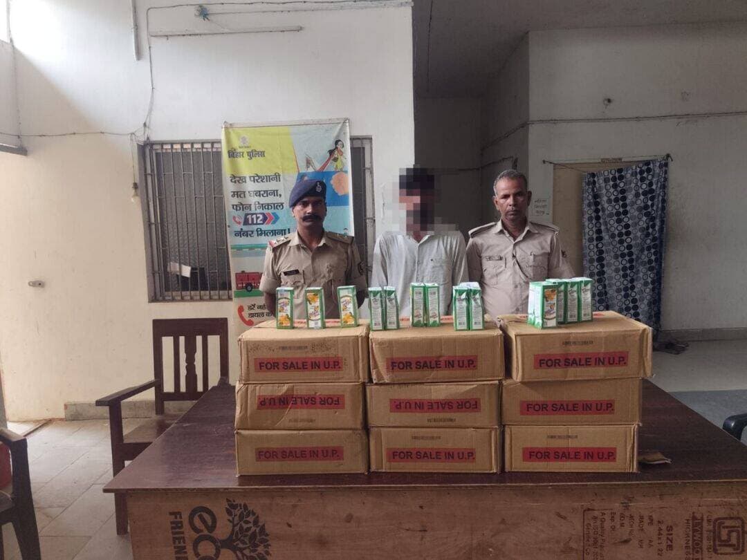 दुर्गावती थाना अंतर्गत गुप्त सूचना के आधार पर कर्मनाशा के पास वाहन चेकिंग के दौरान 81 लीटर देसी शराब के साथ अभियुक्त मोनू कुमार, पिता रामचंदर खरबार, ग्राम भेड़िया, थाना दुर्गावती, जिला कैमूर को गिरफ्तार किया गया |