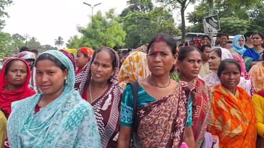 অন্নপূর্ণা ভাণ্ডারের টাকা না পাওয়ার অভিযোগে মেখলিগঞ্জ ব্লক অফিসে সামনে মহিলাদের তুমুল বিক্ষোভ।