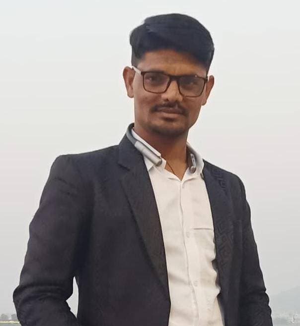 नागरिक का विजन: 'अगर मैं सभापति होता तो बदल जाती डीडवाना की तस्वीर' — वार्ड 10 के वोटर आमिर खान ने पेश किया विकास का मॉडल
डीडवाना। नगर निकाय चुनाव की घोषणा और नामांकन की तारीखों के आते ही चुनावी सरगर्मियां तेज हो गई हैं। चुनाव के इस माहौल में शहर के वार्ड नंबर 10 के मतदाता आमिर खान ने एक जिम्मेदार नागरिक की सोच और दूरदर्शिता का परिचय देते हुए शहर के कायाकल्प की अपनी रूपरेखा साझा की है। उन्होंने बताया कि यदि उन्हें सभापति बनने का अवसर मिलता, तो उनकी प्राथमिकताएं क्या होतीं।
*प्रवेश द्वारों का सौंदर्यीकरण और गोवंश का समाधान*
आमिर खान के अनुसार, शहर की सुंदरता सबसे पहला प्रभाव डालती है। शहर में प्रवेश करने वाले किसी भी व्यक्ति को गंदगी का सामना न करना पड़े, इसके लिए सभी प्रवेश द्वारों को स्वच्छ और सुंदर बनाया जाएगा। सड़कों पर विचरण कर रहे गोवंश को गौशालाओं में भिजवाने का प्रबंध किया जाएगा। यदि इसके बाद भी पशु सड़कों पर घूमते पाए जाते हैं, तो संबंधित गौशाला प्रबंधन के विरुद्ध सख्त कानूनी कार्रवाई का प्रावधान किया जाएगा।
*रीसाइक्लिंग तकनीक और 50 सदस्यों की विशेष सफाई टीम*
सफाई व्यवस्था को सुदृढ़ करने के लिए उन्होंने 50 सदस्यों की एक विशेष टीम बनाने की बात कही, जिसे तीन भागों में विभाजित किया जाएगा। शहर में 3 रीसाइक्लिंग मशीनें लगाई जाएंगी ताकि कचरे, पॉलिथीन और गोबर का स्थानीय स्तर पर ही निस्तारण और रीसाइक्लिंग हो सके। सड़कों पर गंदगी या पॉलिथीन फैलाने वालों के खिलाफ कड़े नियम और कानूनी कार्रवाई लागू की जाएगी।
*सीवरेज समस्या पर कड़ा रुख और ठेकेदारों की मॉनिटरिंग*
शहर की प्रमुख समस्या सीवरेज को लेकर भी उन्होंने स्पष्ट प्लान रखा। सीवरेज चेंबर में कचरा डालकर उसे ब्लॉक करने वालों पर कड़ा जुर्माना लगाया जाएगा। इसके अलावा, सफाई का टेंडर लेने वाली एजेंसियों पर कड़ी मॉनिटरिंग रखी जाएगी। कार्य में लापरवाही बरतने पर पेनल्टी लगाकर टेंडर निरस्त करने की कार्रवाई की जाएगी।
*डोर-टू-डोर दस्तावेज सुविधा और नागरिक सेवाएं*
सरकारी योजनाओं का लाभ हर नागरिक तक पहुंचाने के लिए नगर परिषद में एक विशेष कक्ष बनाने और हर वार्ड में शिविर लगाकर नागरिकों के आवश्यक दस्तावेज (कार्ड, प्रमाण पत्र आदि) मौके पर ही तैयार करवाने का आश्वासन दिया गया। इसके साथ ही, मुख्य सड़कों पर स्ट्रीट लाइटों को दुरुस्त करने और खराब लाइटों के स्टॉक का पारदर्शी हिसाब-किताब रखने का खाका भी उन्होंने प्रस्तुत किया।