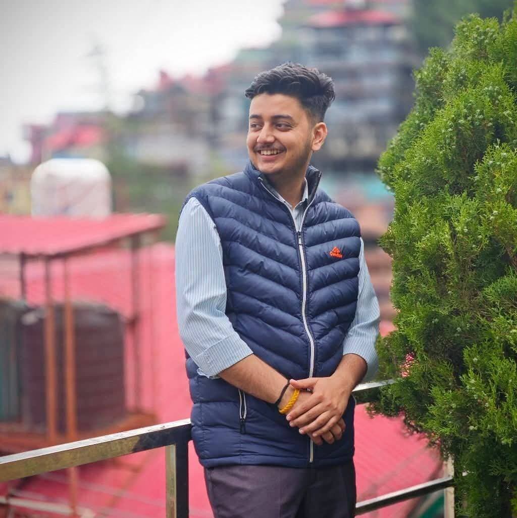 सतौन के पारस की बड़ी उपलब्धि: ओरिएंटल इंश्योरेंस कंपनी लिमिटेड में प्रशासनिक अधिकारी पद पर चयन
=======
पांवटा साहिब : गिरिपार क्षेत्र सतौन के पारस शर्मा पुत्र नरेश चंद ने बड़ी उपलब्धि हासिल की है। उनकी ये सफलता उन युवाओं के लिए भी प्रेरणादायक है, जो प्रतियोगी परीक्षाओं की तैयारी कर अपने बेहतर भविष्य का सपना देख रहे हैं।
पारस शर्मा का चयन Oriental Insurance Company Limited (OICL) में Administrative Officer (AO) ओरिएंटल इंश्योरेंस कंपनी लिमिटेड में प्रशासनिक अधिकारी'के प्रतिष्ठित पद पर हुआ है।
पारस शर्मा की यह सफलता इसलिए भी खास है क्योंकि इससे पहले भी उन्होंने कई प्रतिष्ठित बैंकिंग एवं वित्तीय संस्थानों की प्रतियोगी परीक्षाओं में सफलता हासिल की है। उनके सफलता के सफर में कई महत्वपूर्ण उपलब्धियां शामिल हैं जिनमे से
Assistant Manager (असिस्टेंट मैनेजर)
Cooperative Bank Probationary Officer (कोऑपरेटिव बैंक प्रोबेशनरी ऑफिसर)
IBPS PO (आईबीपीएस पीओ)
Gramin Bank (ग्रामीण बैंक)
RBI Assistant (आरबीआई असिस्टेंट और अब Administrative Officer (AO – OICL) (एडमिनिस्ट्रेटिव ऑफिसर - ओआईसीएल) के पद पर चयन हुआ है ।
लगातार प्रतिष्ठित संस्थानों की प्रतियोगी परीक्षाओं में चयन होना पारस शर्मा की मेहनत, अनुशासन, धैर्य और लक्ष्य के प्रति समर्पण को दर्शाता है। पारस शर्मा ने यह साबित किया है कि लगातार प्रयास और मजबूत इच्छाशक्ति के साथ कठिन से कठिन लक्ष्य भी हासिल किया जा सकता है।
गिरिपार क्षेत्र सतौन के पारस शर्मा की इस उपलब्धि से परिवार, रिश्तेदारों, मित्रों और क्षेत्रवासियों में खुशी का माहौल है। उनकी सफलता उन युवाओं के लिए भी प्रेरणादायक है, जो प्रतियोगी परीक्षाओं की तैयारी कर अपने बेहतर भविष्य का सपना देख रहे हैं।
पारस शर्मा को इस शानदार उपलब्धि के लिए हार्दिक बधाई एवं उज्ज्वल भविष्य की शुभकामनाएं। ईश्वर उन्हें जीवन में निरंतर सफलता, सम्मान और नई ऊंचाइयां प्रदान करे। किसी ने सही कहा है कि
“कहते है कि मेहनत कभी व्यर्थ नहीं जाती, सफलता देर से मिले लेकिन मिलती जरूर है।”
