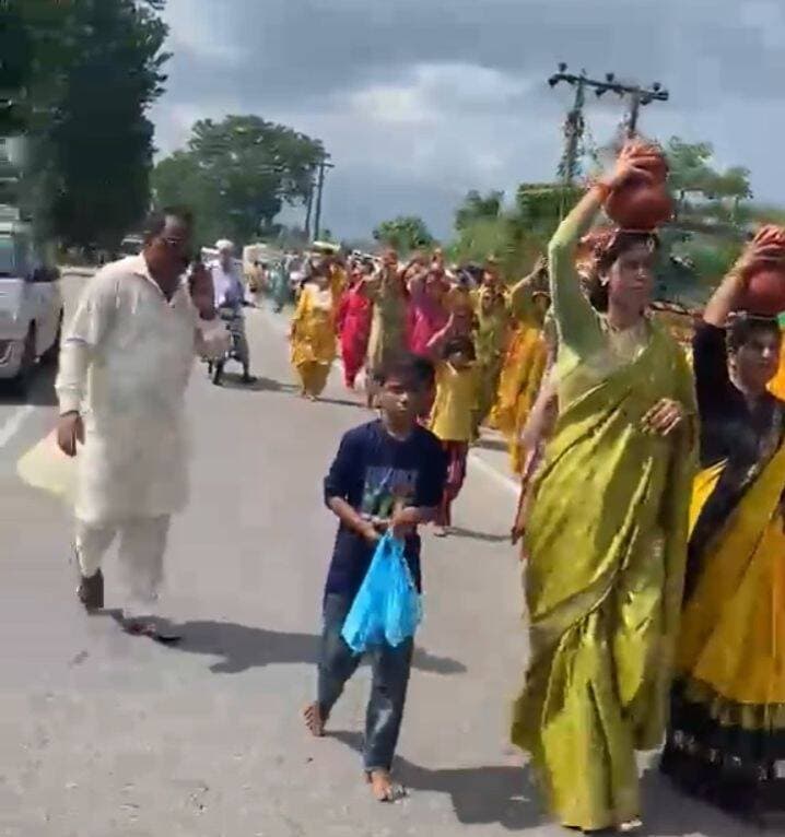 प्राचीन एवं ऐतिहासिक श्री पातालेश्वर महादेव मंदिर ग्राम पातलियों में श्री शिव महापुराण साप्ताहिक संकीर्तन कथा ज्ञान यज्ञ कार्यक्रम शुरू
======
प्राचीन एवं ऐतिहासिक श्री पातालेश्वर महादेव मंदिर ग्राम पातलियों में श्री शिव महापुराण साप्ताहिक संकीर्तन कथा ज्ञान यज्ञ कार्यक्रम शुरु हो गया है।
वीरवार को एक विशाल कलश यात्रा का आयोजन बहुत ही हर्षोल्लास और धूमधाम के साथ किया गया । यह कलश यात्रा शिवा कॉलोनी नजदीक मालवा कॉटन स्पिनिंग मिल्स लिमिटेड ग्राम पातलियों के नजदीक से शुरू होकर, प्राचीन एवं ऐतिहासिक श्री पातालेश्वर महादेव मंदिर ग्राम पातलियों के प्रांगण में पहुंची।
जिसमें भारी संख्या में स्थानीय महिलाओं ने बड़े खुशी के साथ भाग लिया । सभी भाई बहन अपने शीश पर पवित्र कलश धारण करते हुए बड़े ही खुशी के साथ नाचते गाते हुए श्री पातालेश्वर महादेव मंदिर के प्रांगण में पहुंचे। कार्यक्रम को सफल बनाने में मंदिर अध्यक्ष दाताराम चौहान, पंचायत उप प्रधान गुरचरण सिंह, मुनीश राठौर, जालम सिंह, अमित राठौर, अजमेर सिंह राठौड़, पंडित धर्म सिंह शर्मा, हिमांशु राठौर, हरपाल सिंह चौहान भाटा वाली, रमन कुमार, पुनीत कुमार, विनय कुमार गोयल सूरजपुर, पवित्र सिंह, इत्यादि का भरपूर सहयोग रहा। यह सब जानकारी मंदिर के प्रचार मंत्री एवं धर्मवीर सिंह राठौड़ ने प्रदान की ।